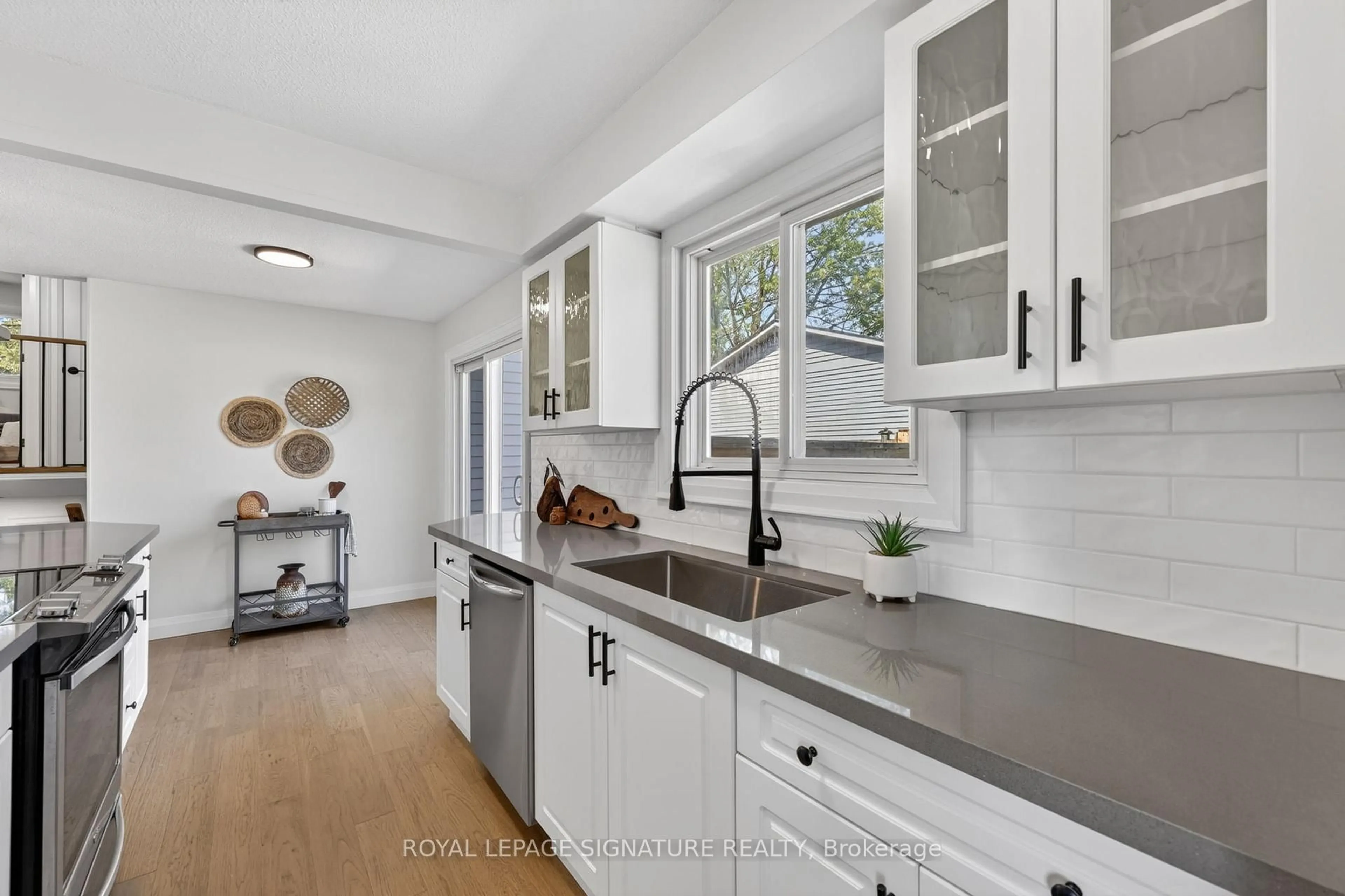 Open concept kitchen, ceramic/tile floor for 28 Janice Dr, Barrie Ontario L4N 5N4