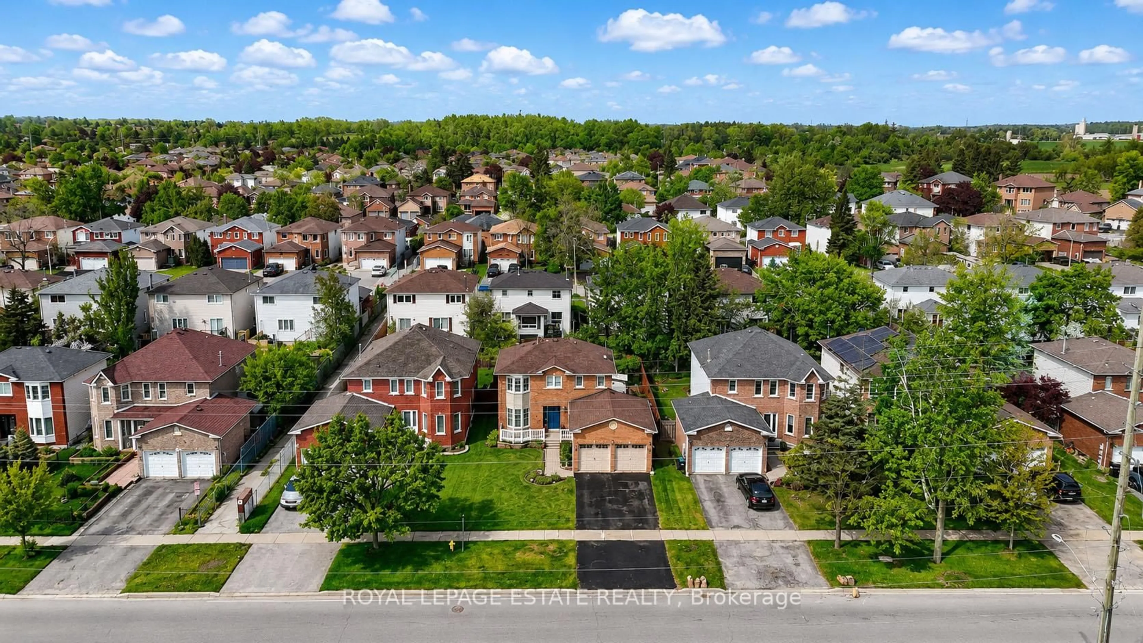 A pic from outside/outdoor area/front of a property/back of a property/a pic from drone, street for 406 Anne St, Barrie Ontario L4N 7A4