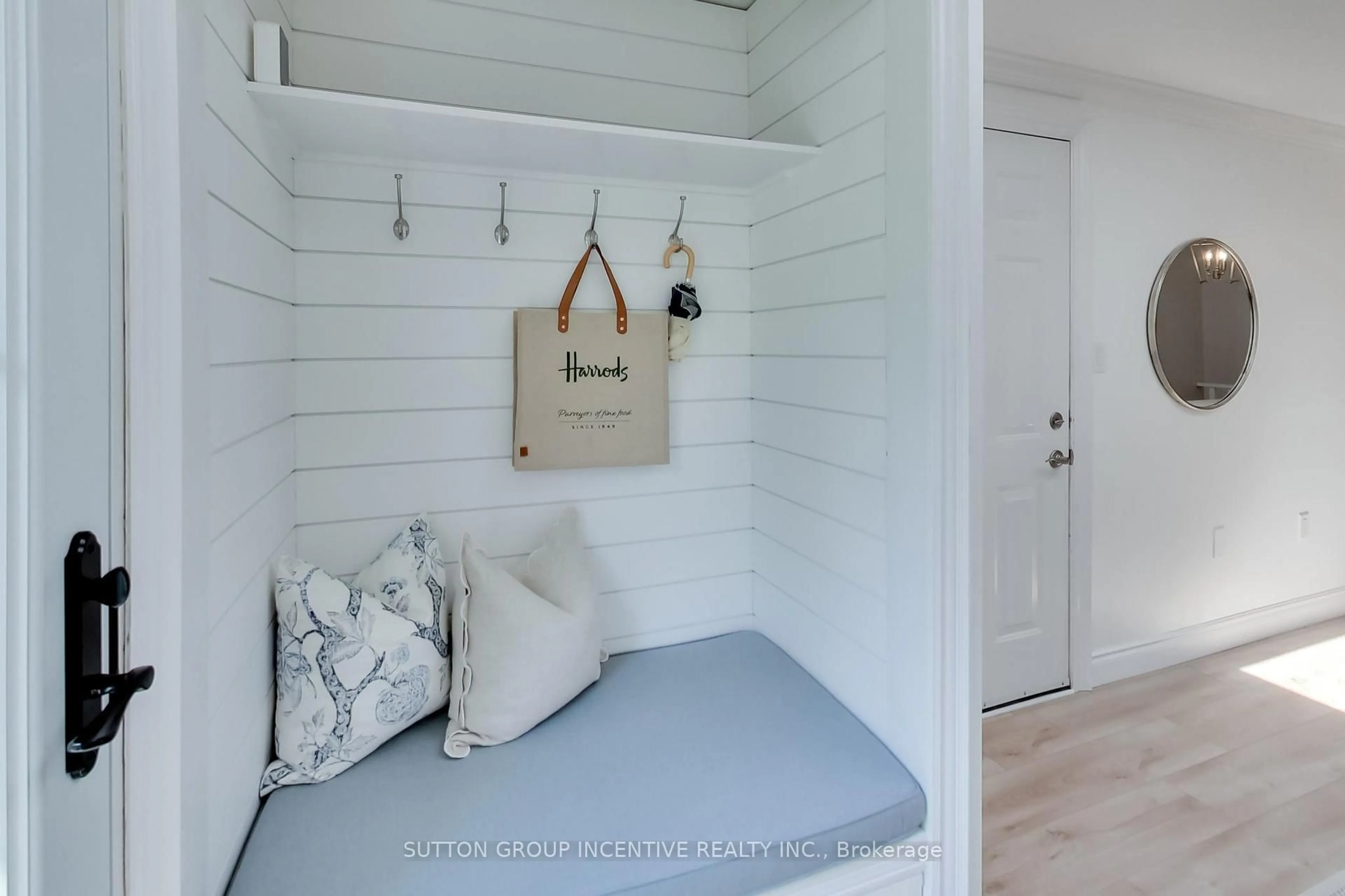 Indoor entryway for 161 Columbia Rd, Barrie Ontario L4N 8E3