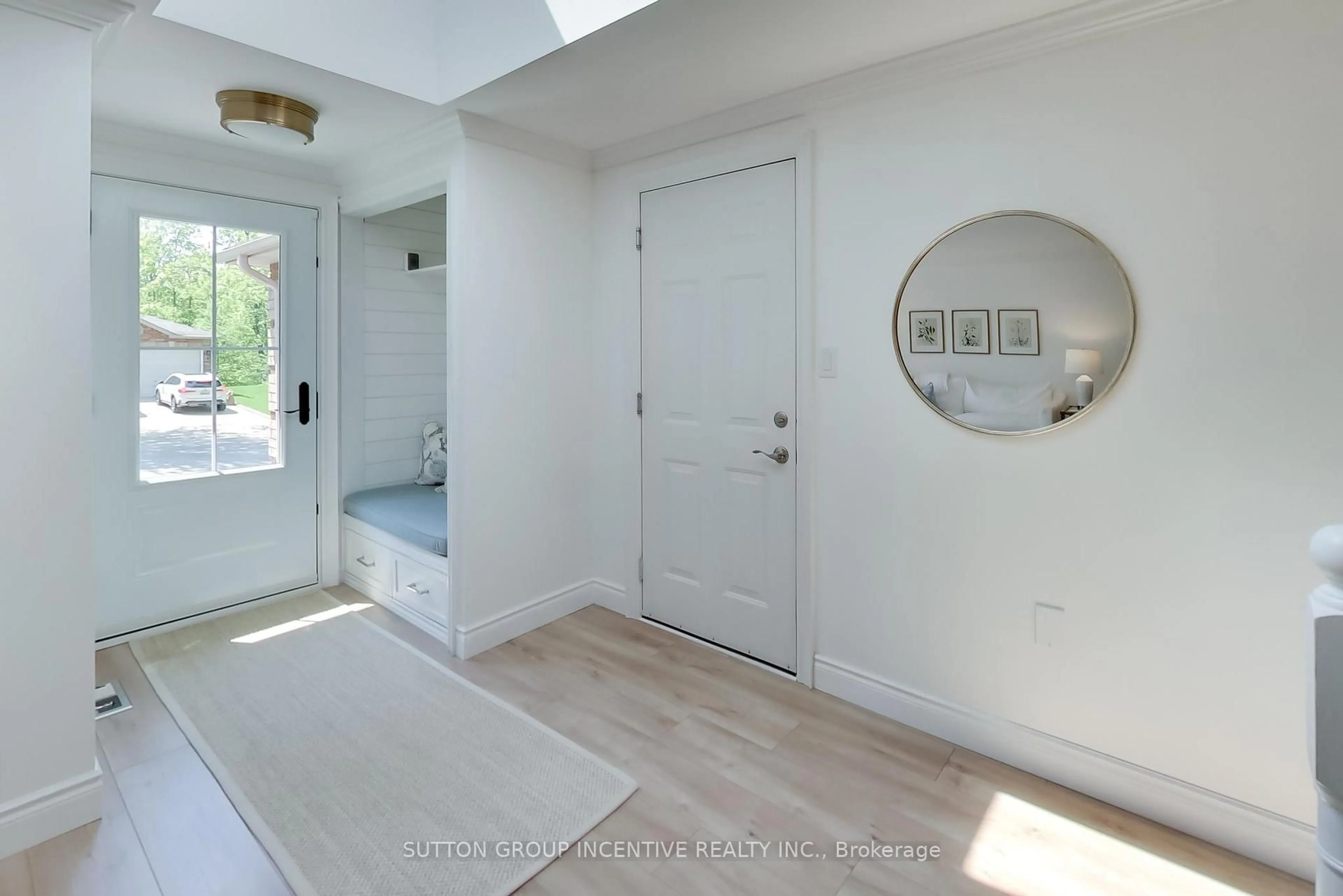Indoor entryway for 161 Columbia Rd, Barrie Ontario L4N 8E3