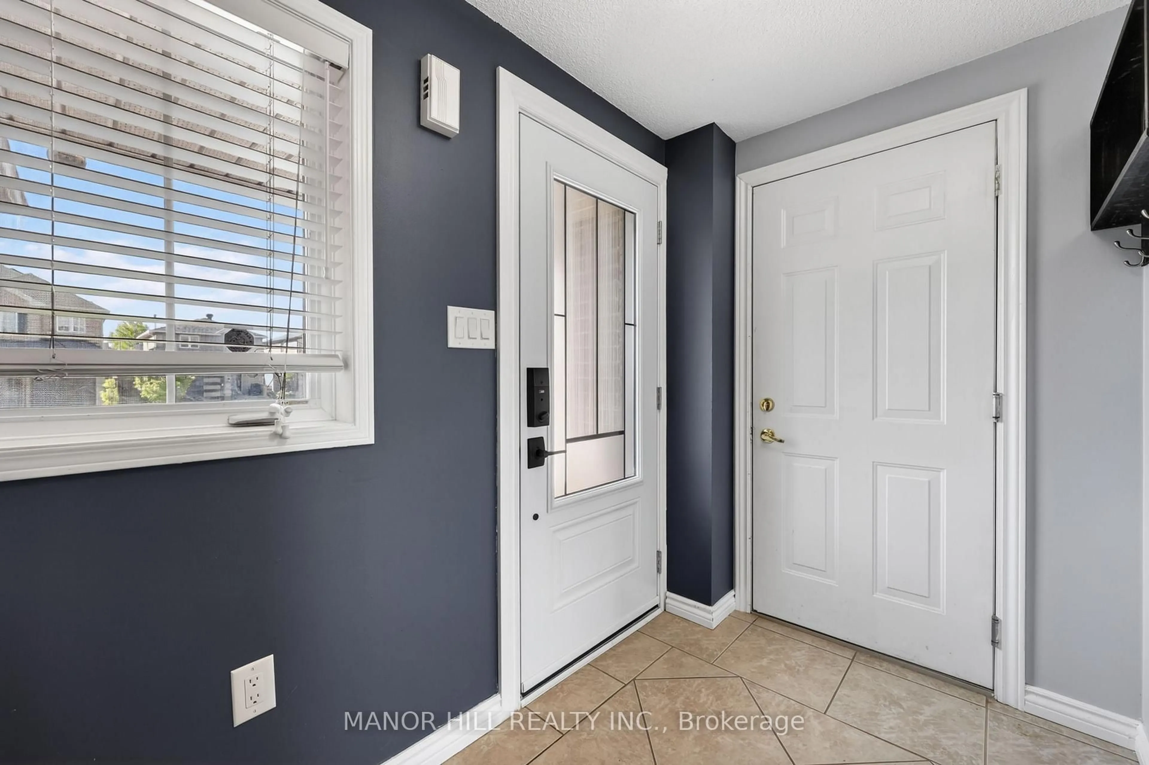 Indoor entryway for 62 Monarchy St, Barrie Ontario L4M 7K1