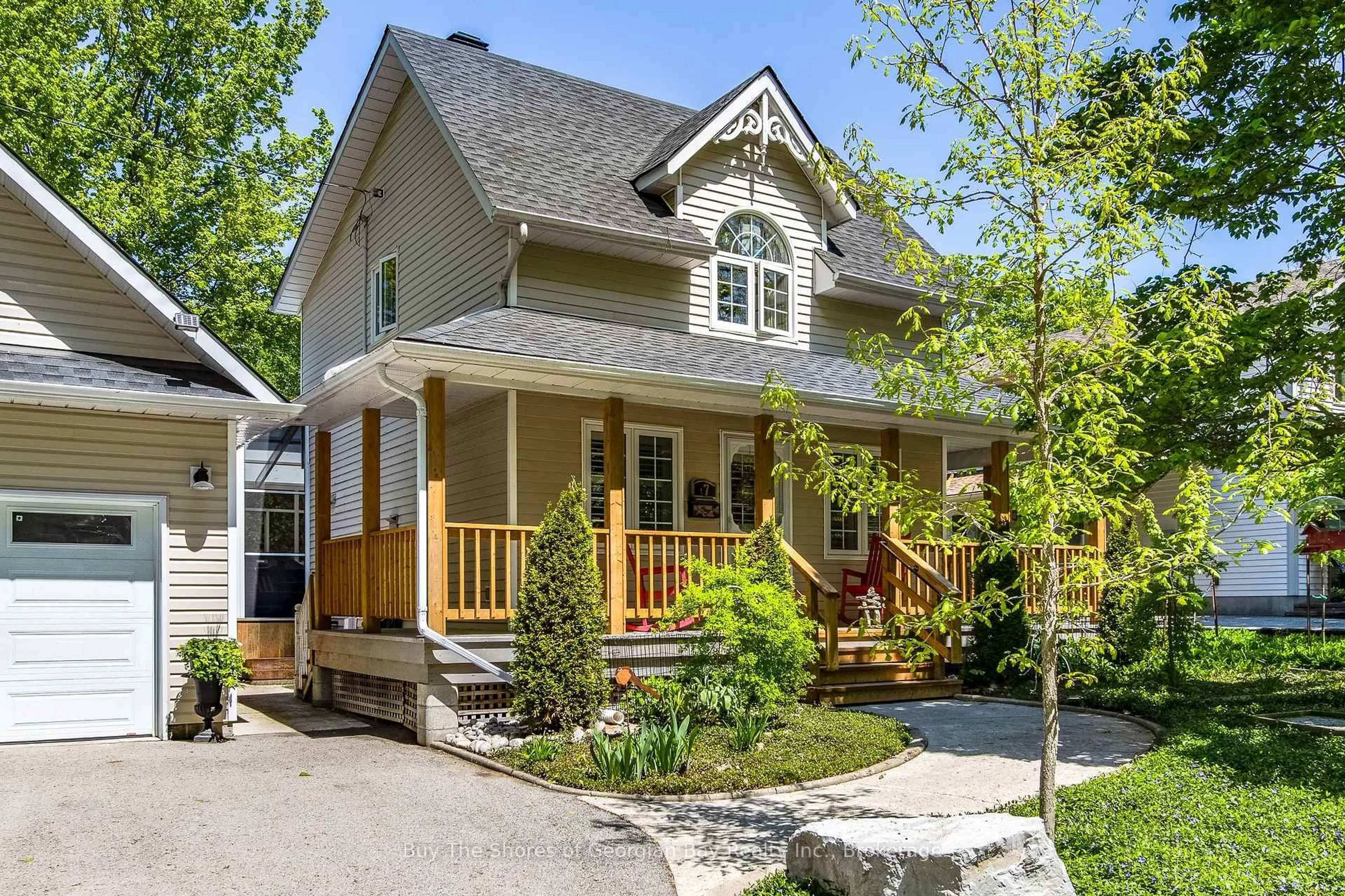 Home with vinyl exterior material, street for 27 Don St, Penetanguishene Ontario L9M 1E5