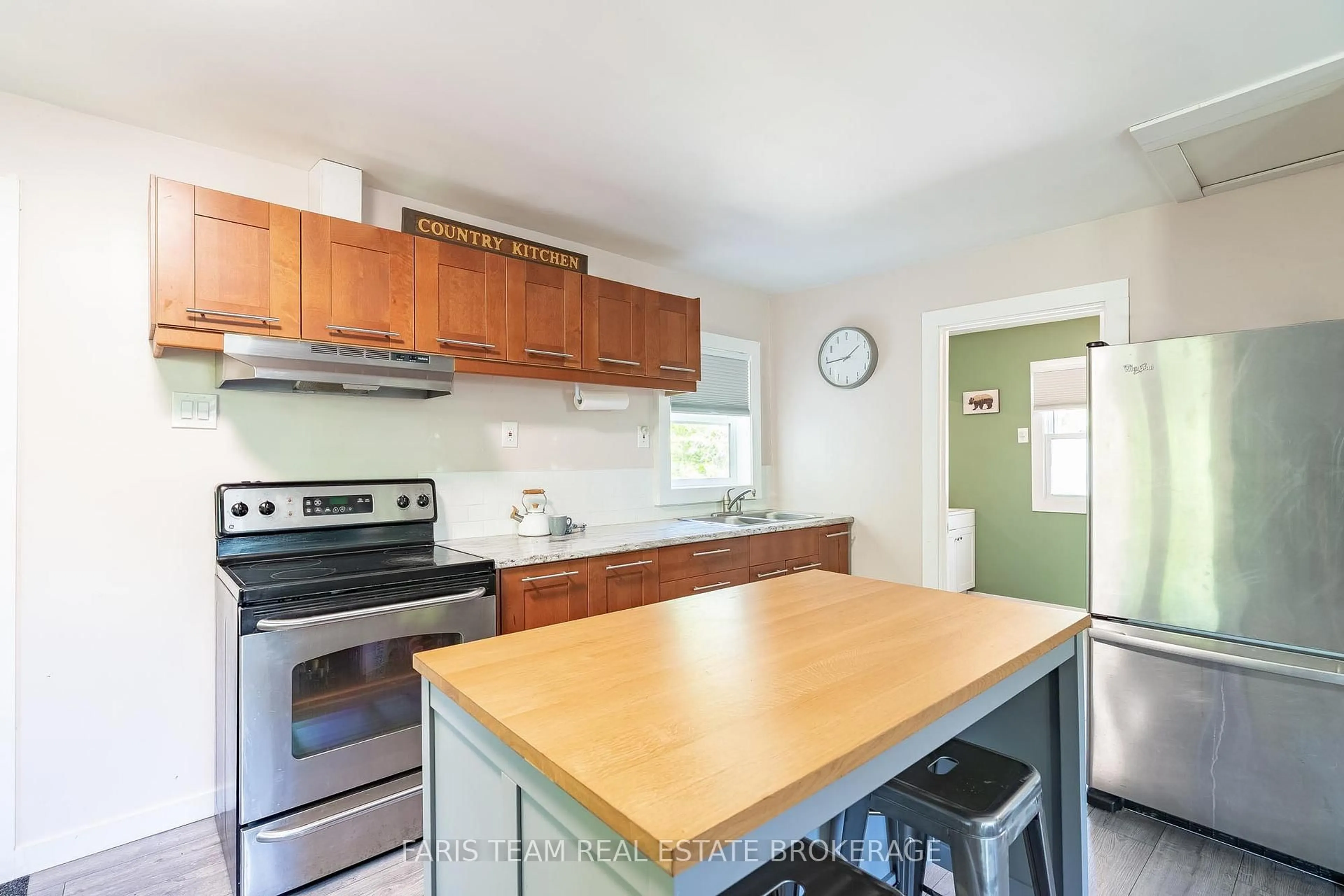 Standard kitchen, unknown for 62 Forest Harbour Pkwy, Tay Ontario L0K 1E0