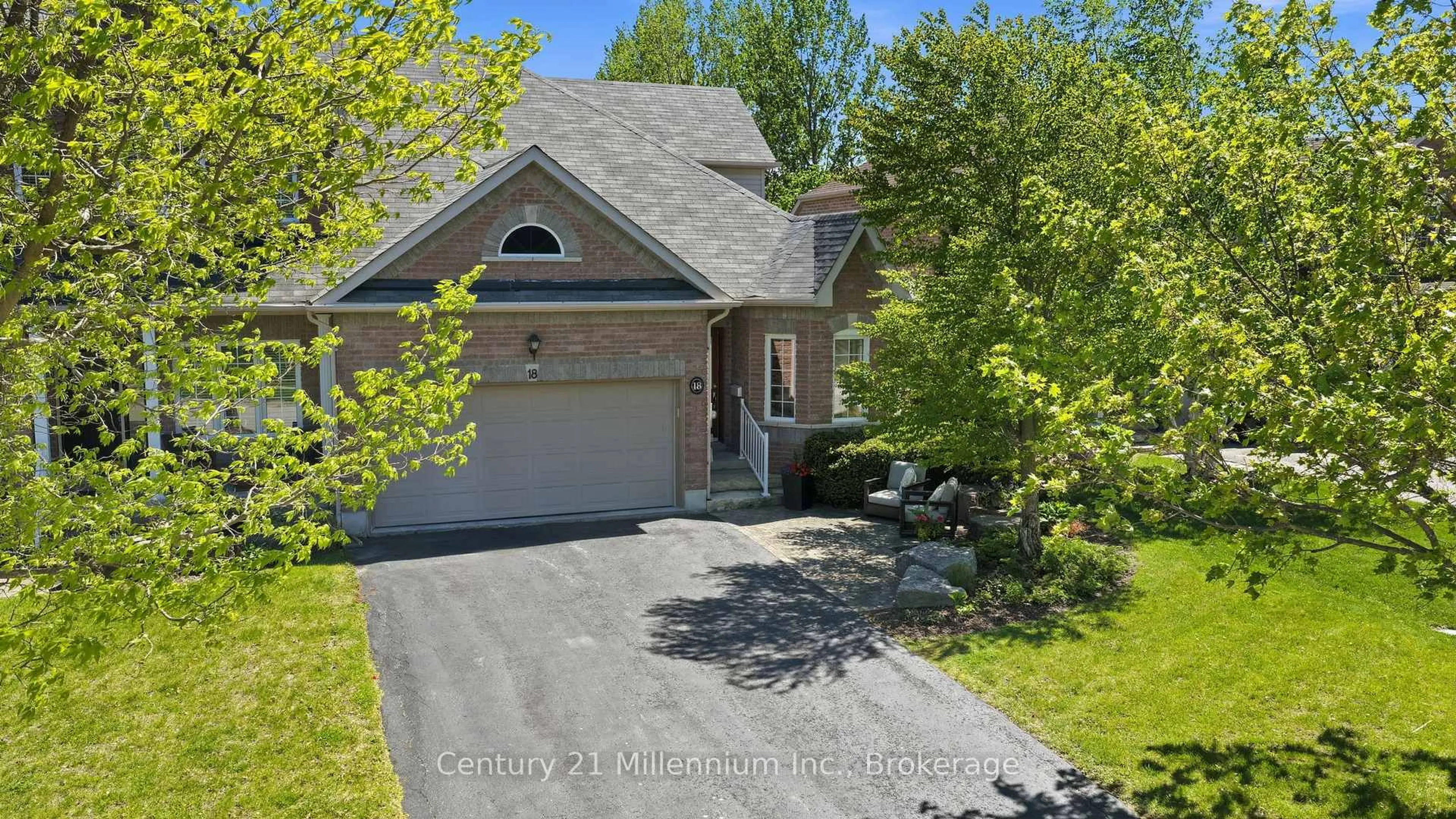 A pic from outside/outdoor area/front of a property/back of a property/a pic from drone, street for 18 Thomas Dr, Collingwood Ontario L9Y 0A6