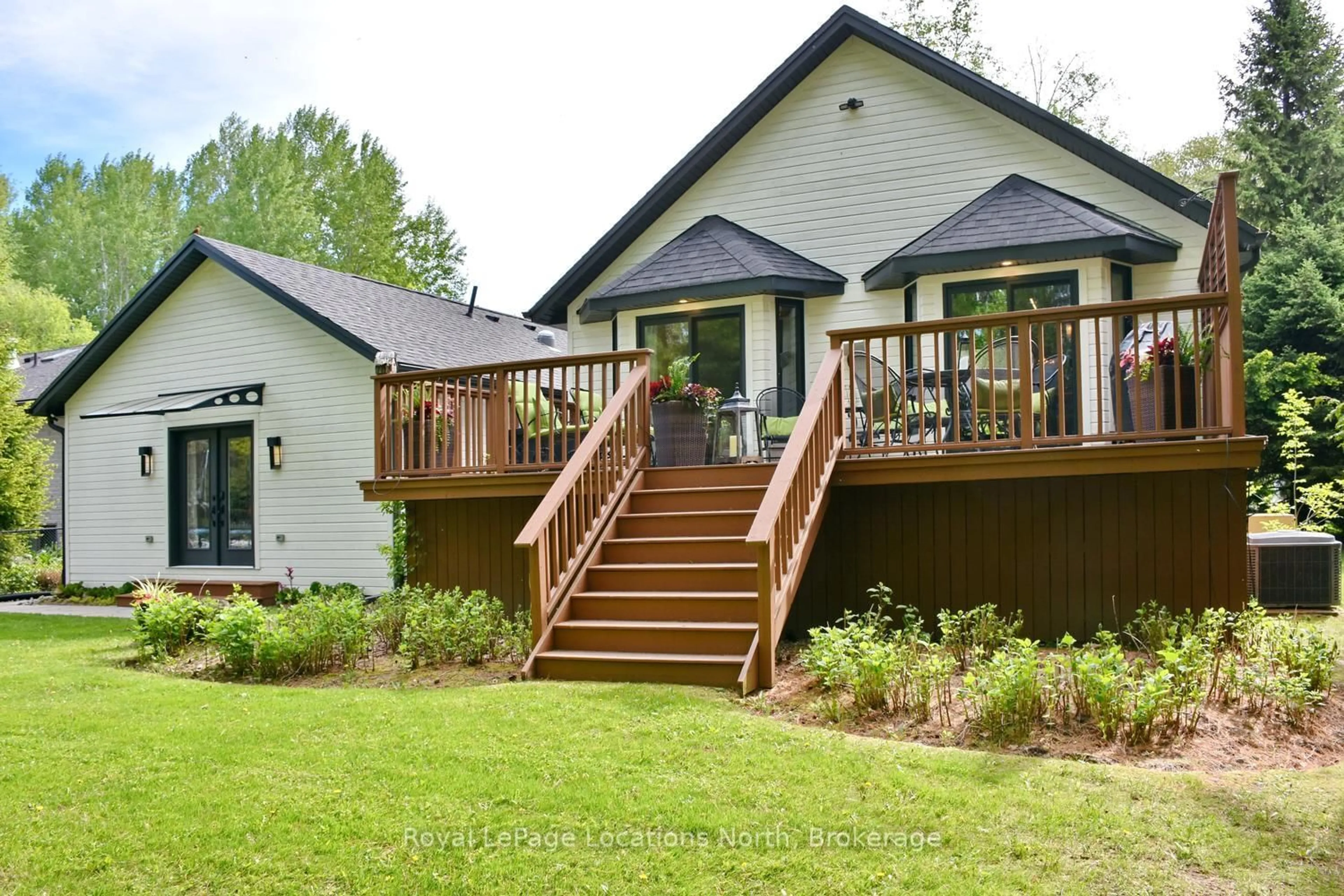 Home with vinyl exterior material, unknown for 8 HICKORY St, Collingwood Ontario L9Y 3E4