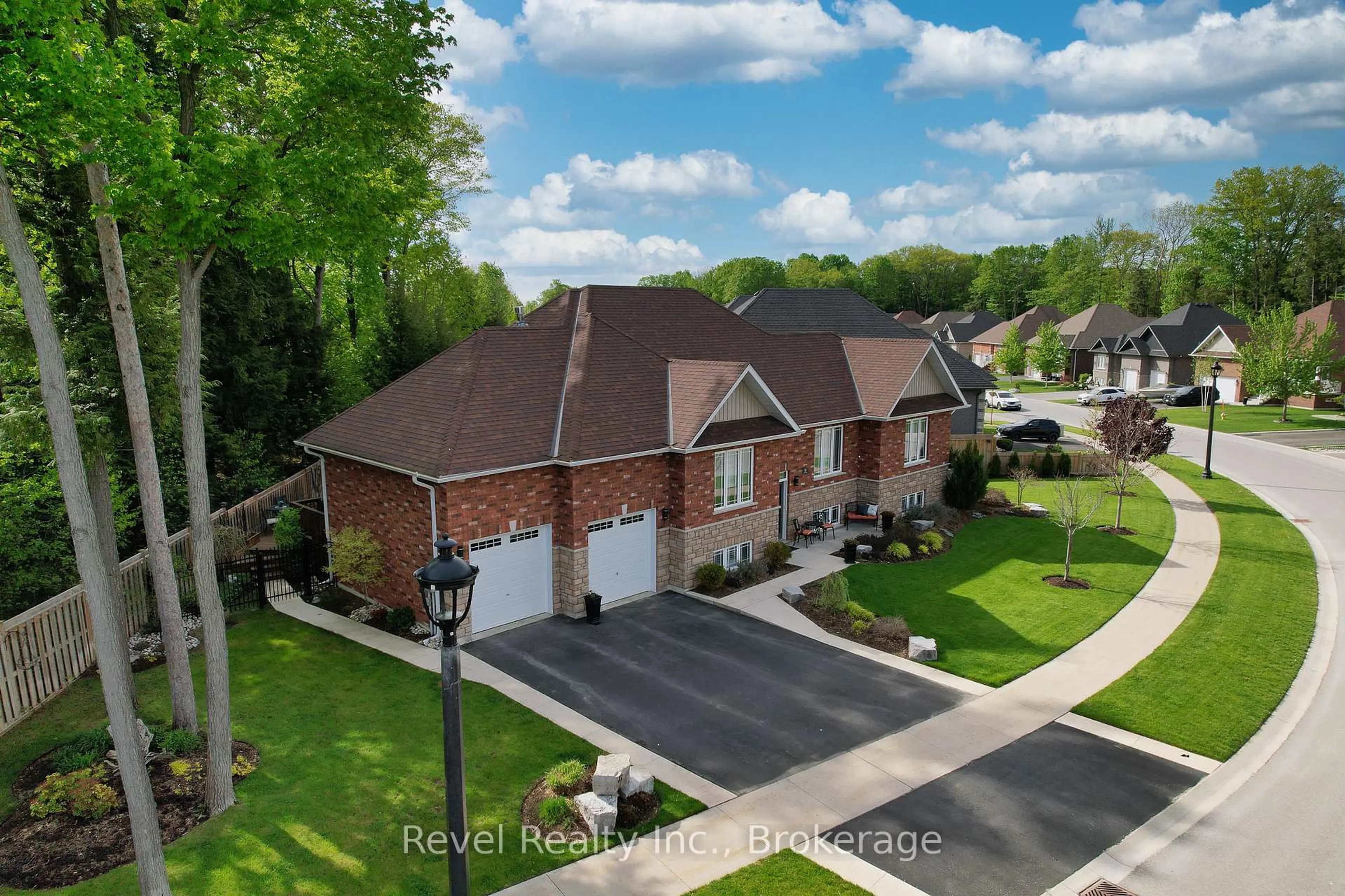 A pic from outside/outdoor area/front of a property/back of a property/a pic from drone, street for 31 Natures Tr, Wasaga Beach Ontario L9Z 0H4