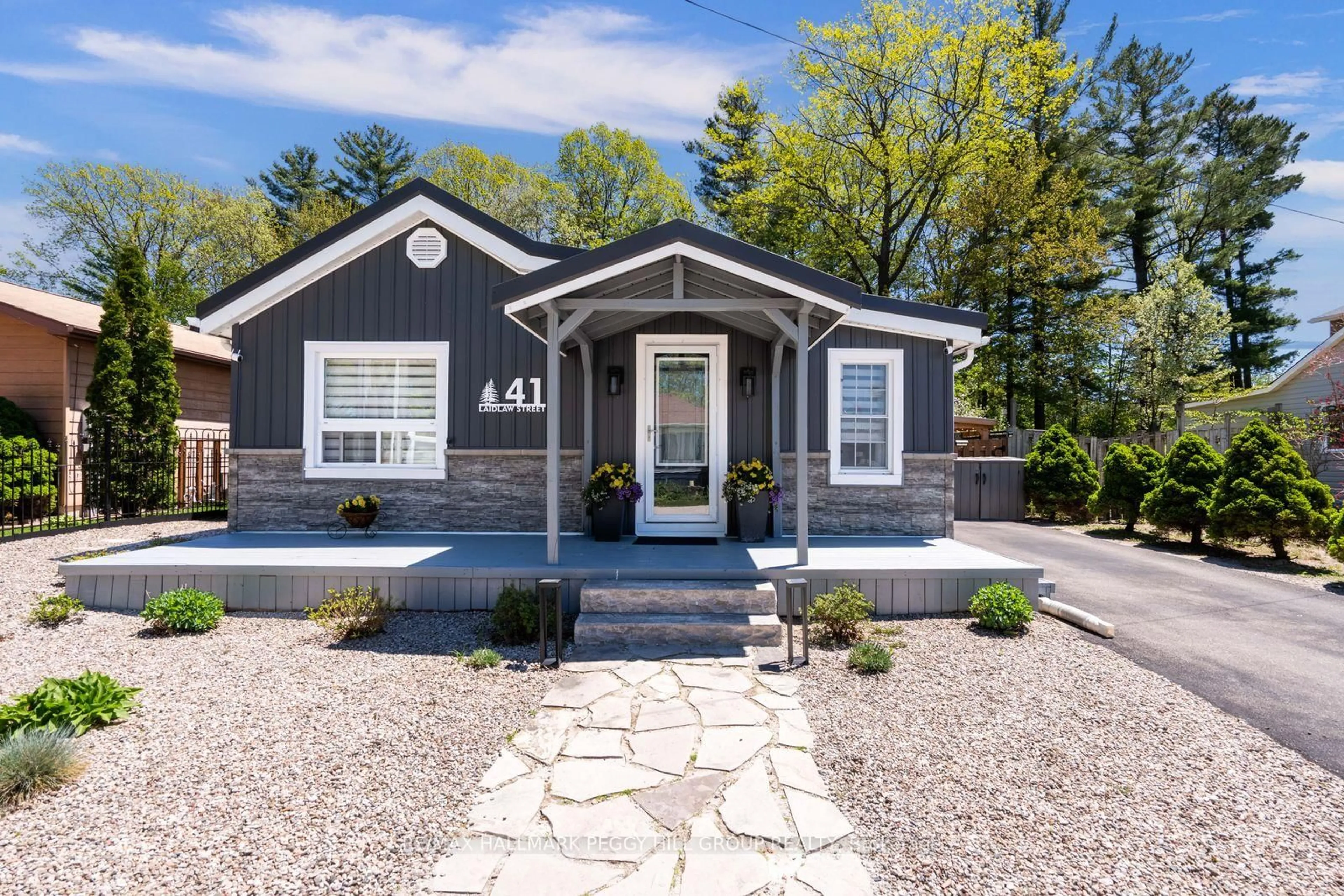 Home with vinyl exterior material, street for 41 Laidlaw St, Wasaga Beach Ontario L9Z 2L2