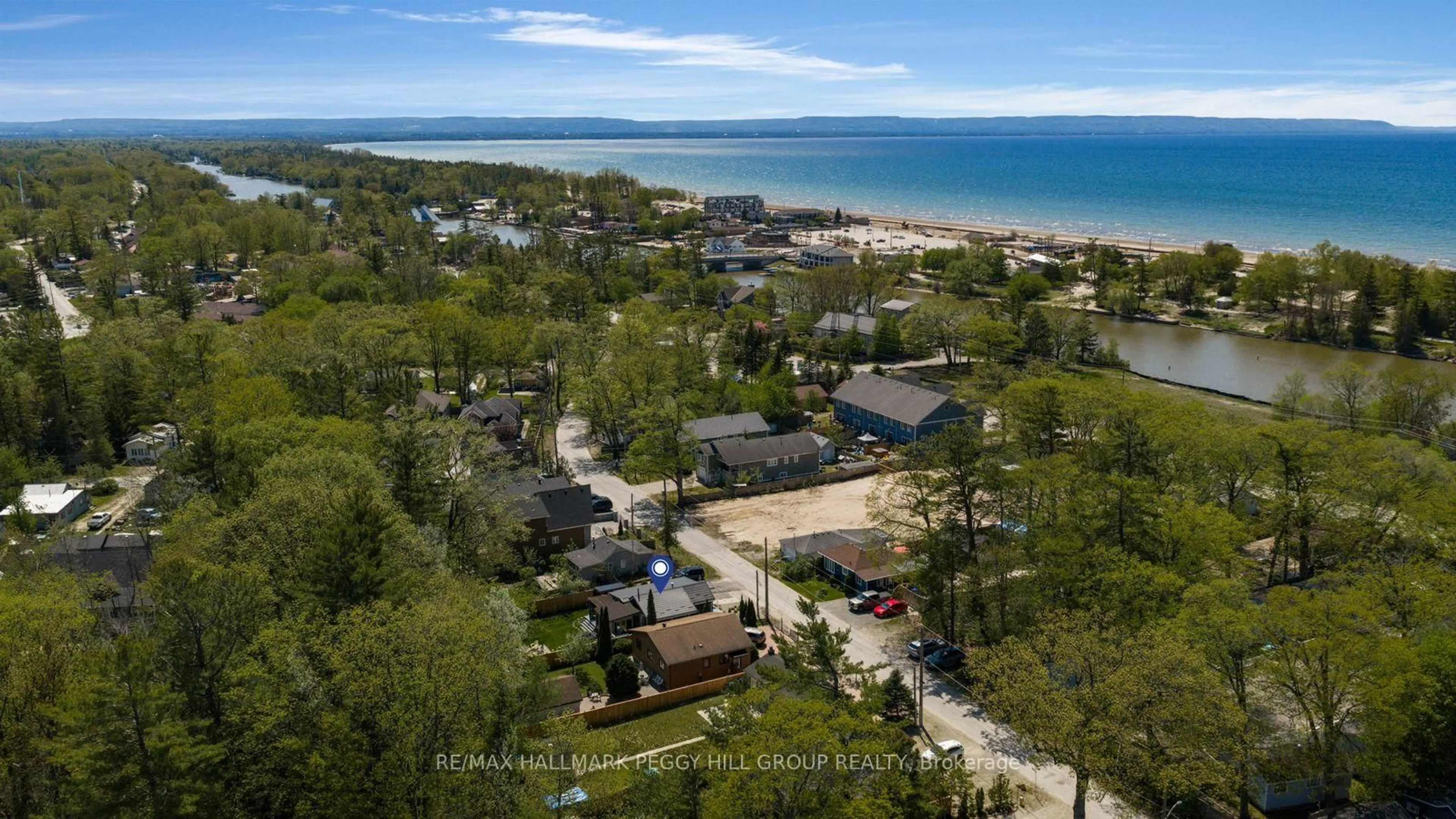 A pic from outside/outdoor area/front of a property/back of a property/a pic from drone, water/lake/river/ocean view for 41 Laidlaw St, Wasaga Beach Ontario L9Z 2L2