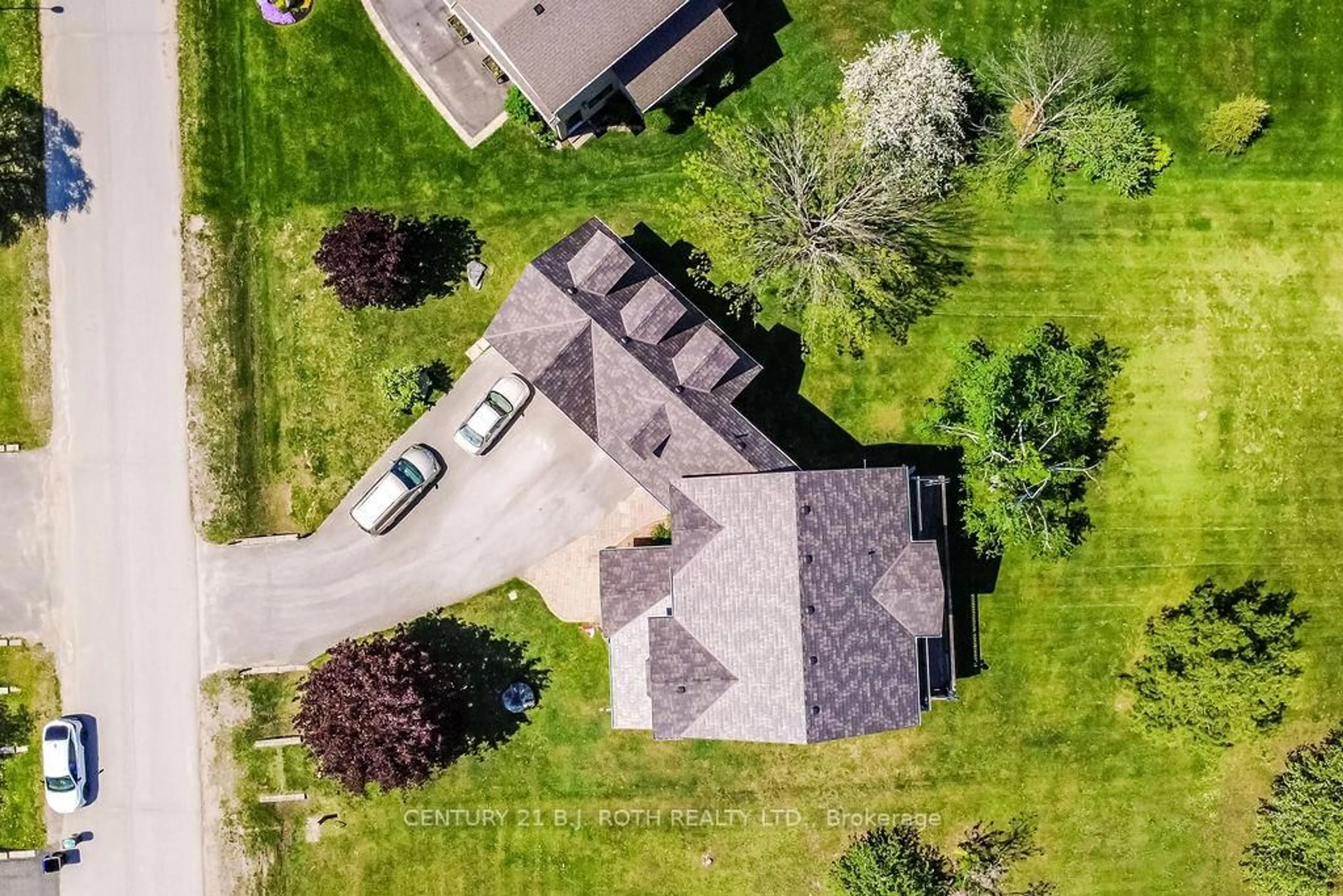 A pic from outside/outdoor area/front of a property/back of a property/a pic from drone, street for 20 Boyd Cres, Oro-Medonte Ontario L0K 1N0