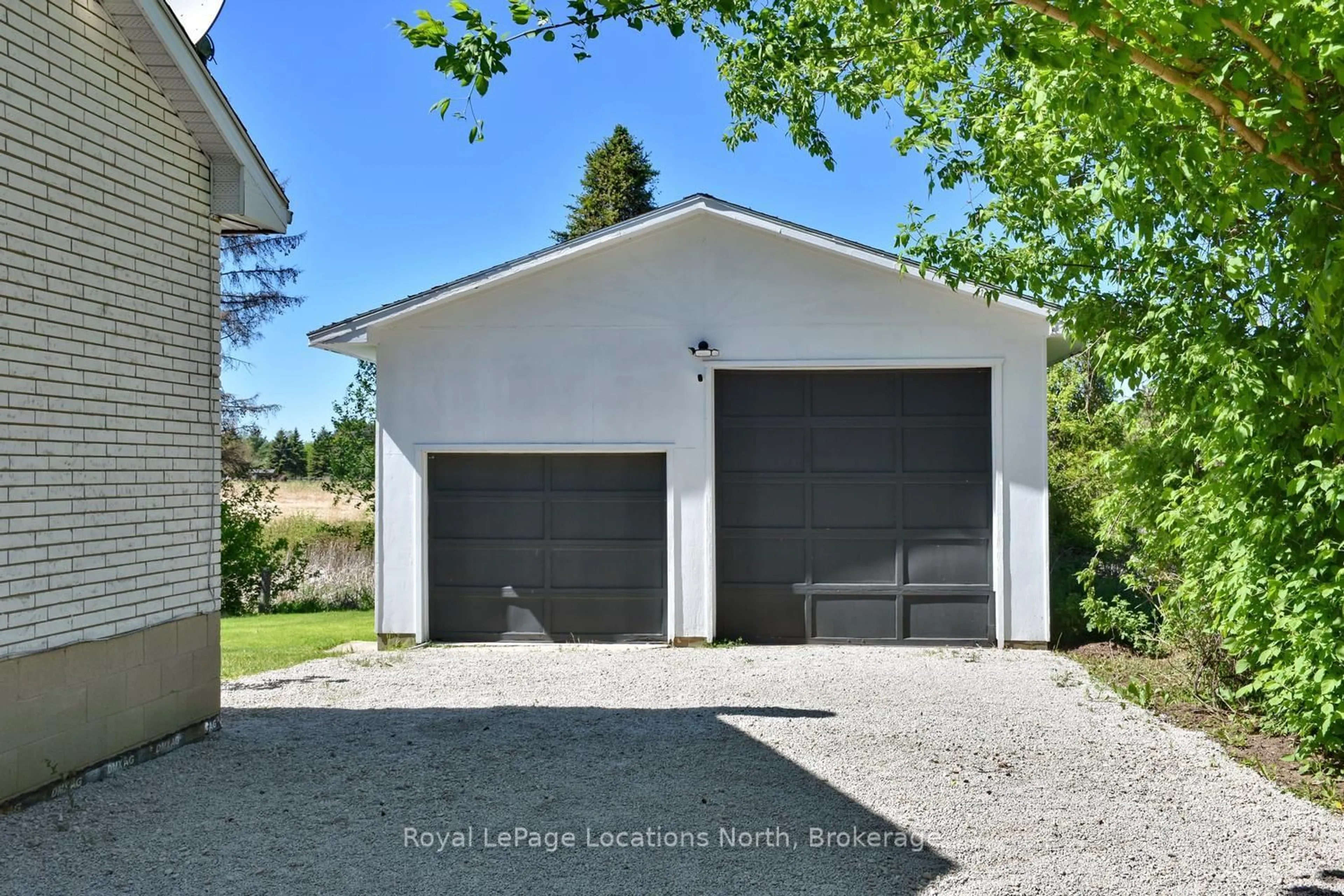 Indoor garage for 56 BATTEAUX Rd, Clearview Ontario L9Y 3Z1