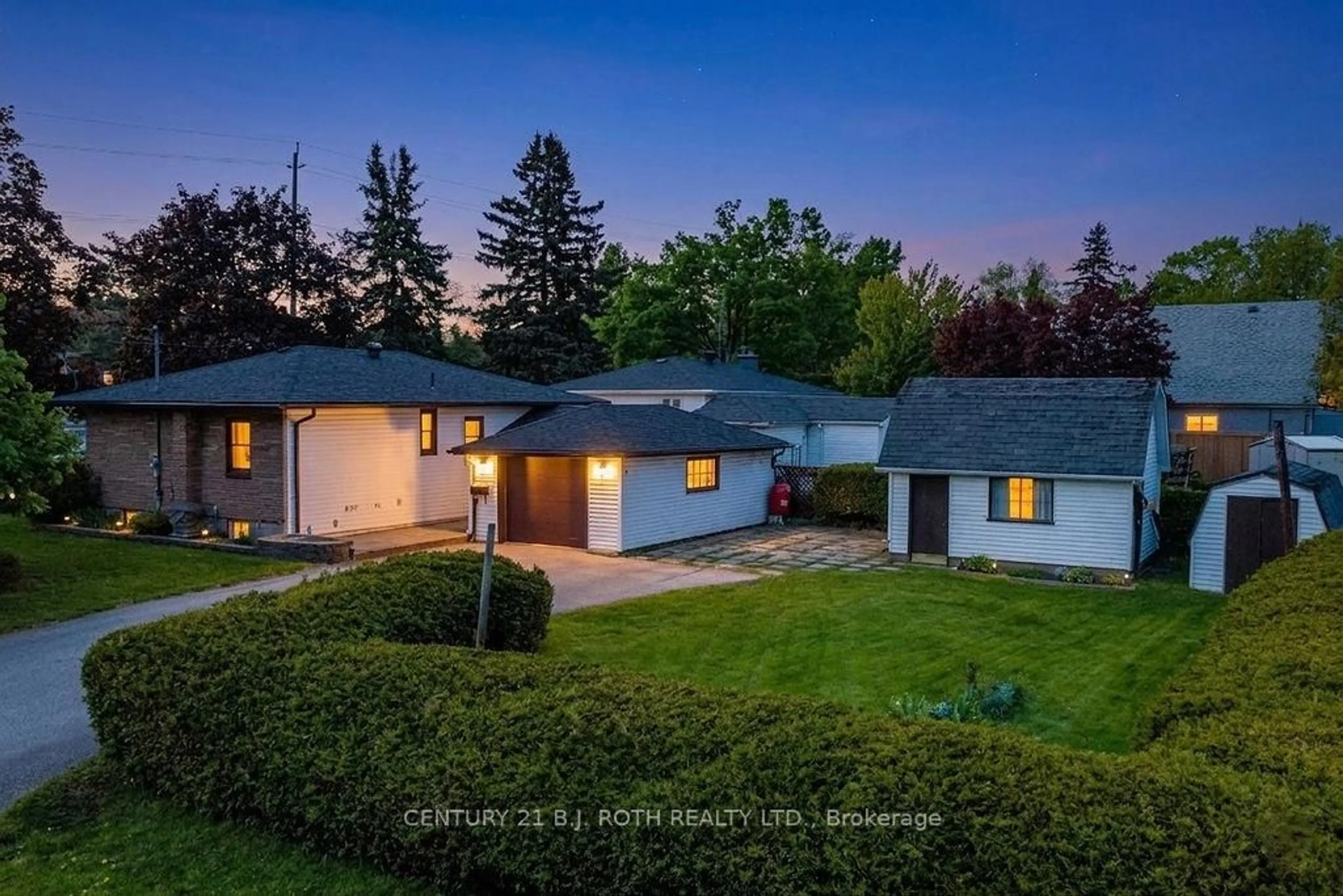 A pic from outside/outdoor area/front of a property/back of a property/a pic from drone, street for 53 FITTONS Rd, Orillia Ontario L3V 3V1
