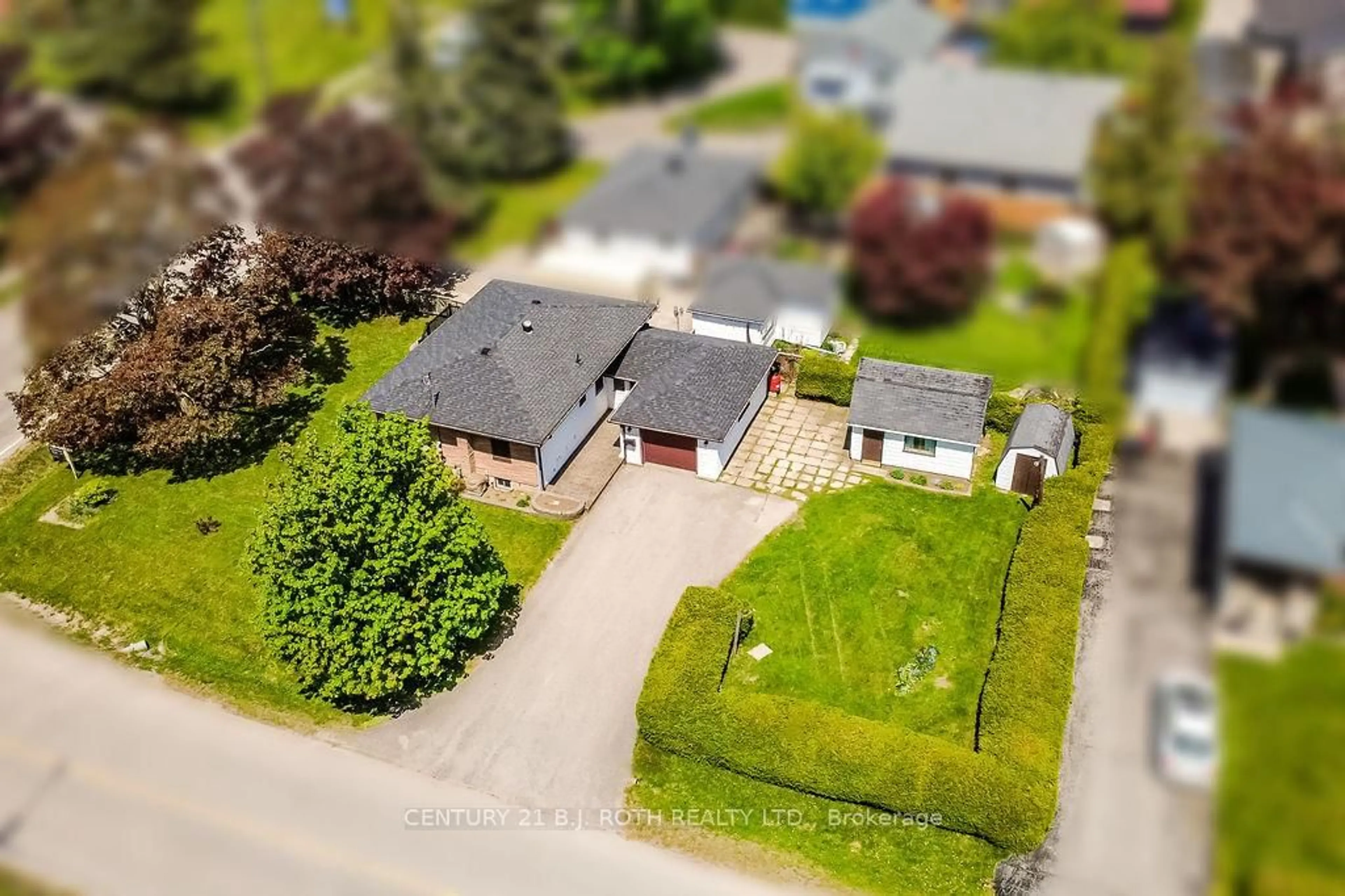 A pic from outside/outdoor area/front of a property/back of a property/a pic from drone, street for 53 FITTONS Rd, Orillia Ontario L3V 3V1