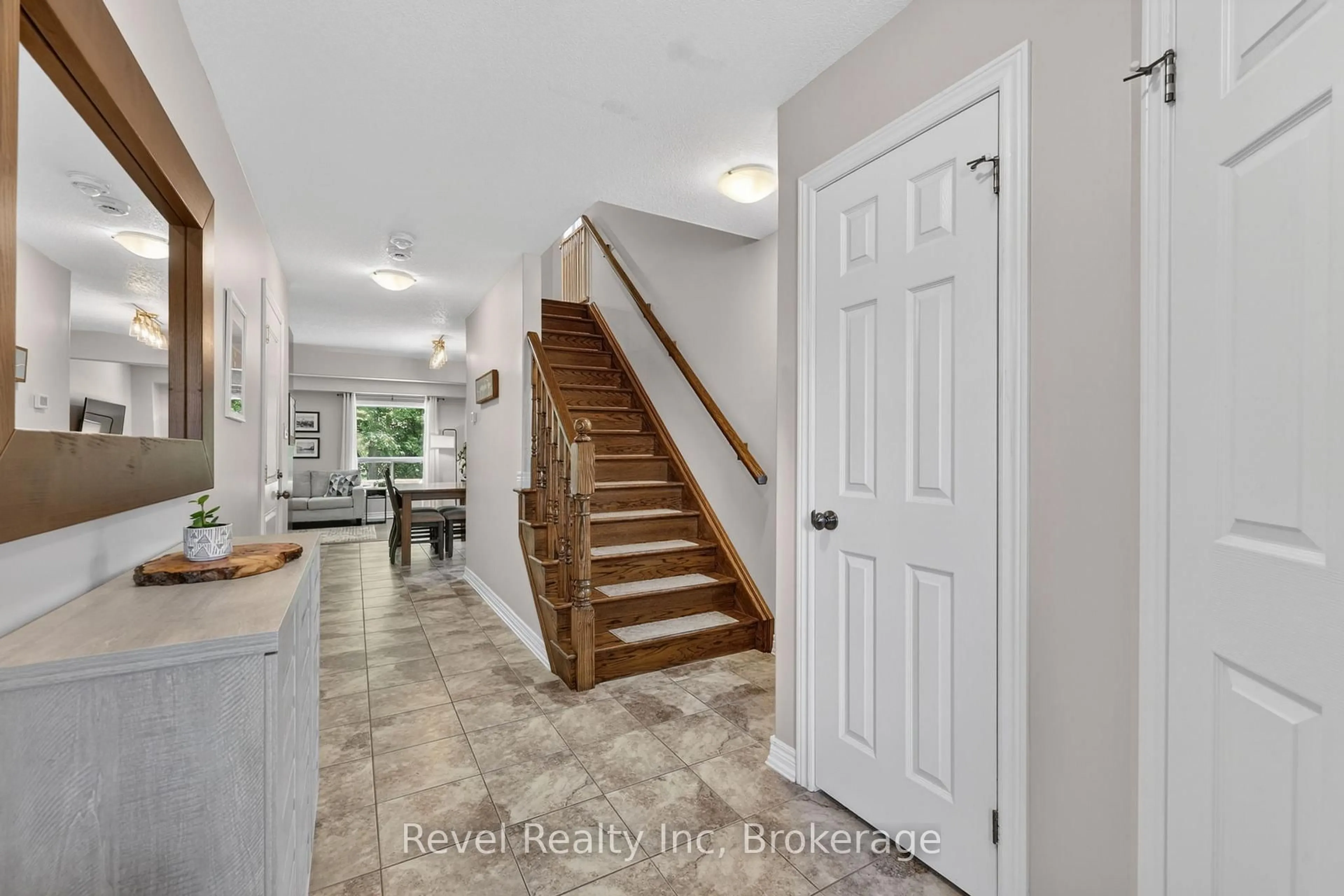 Indoor entryway for 1038 COOK Dr, Midland Ontario L4R 0E4