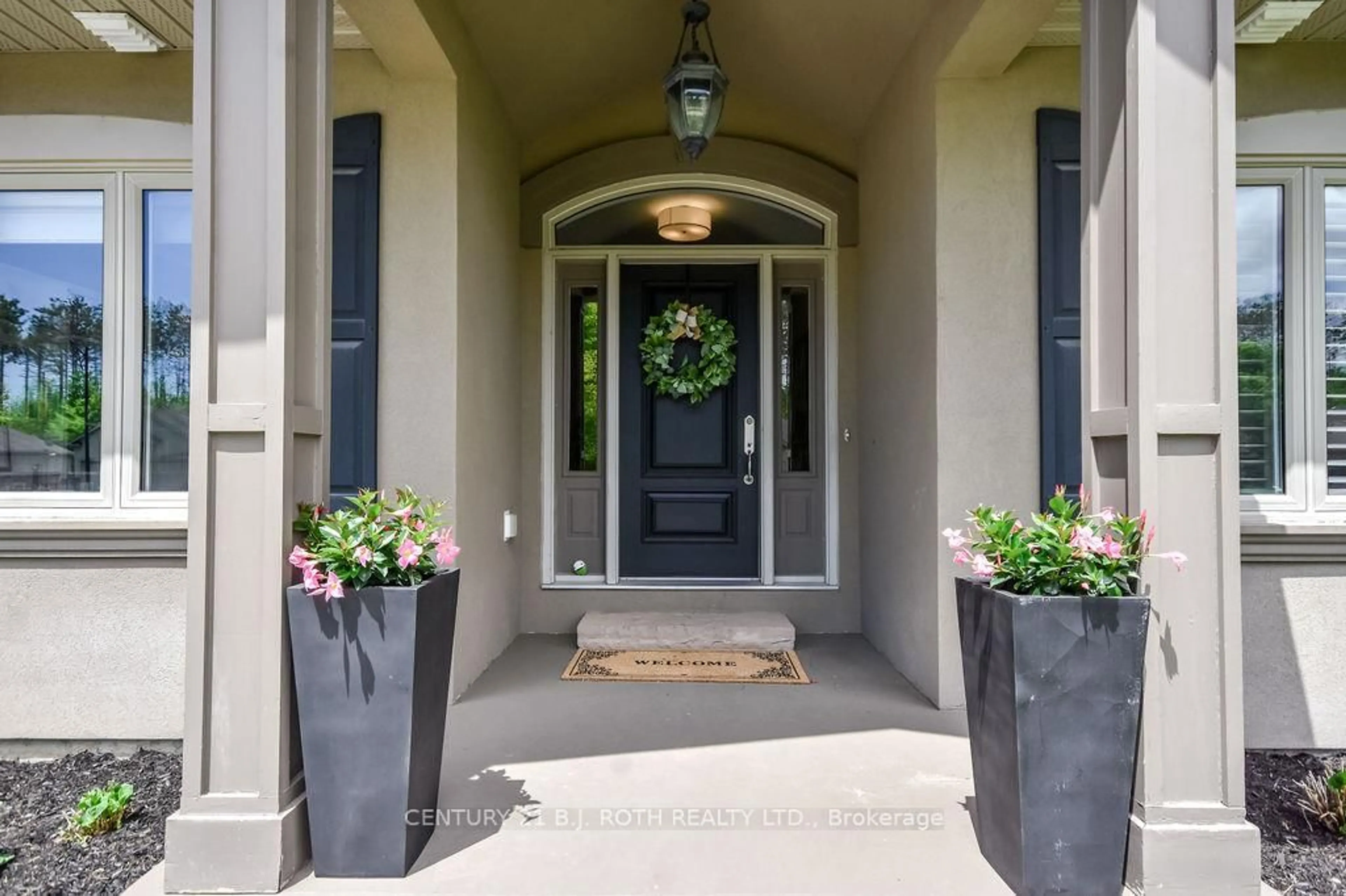 Indoor entryway for 33 Reilly's Ru, Springwater Ontario L0L 1Y3