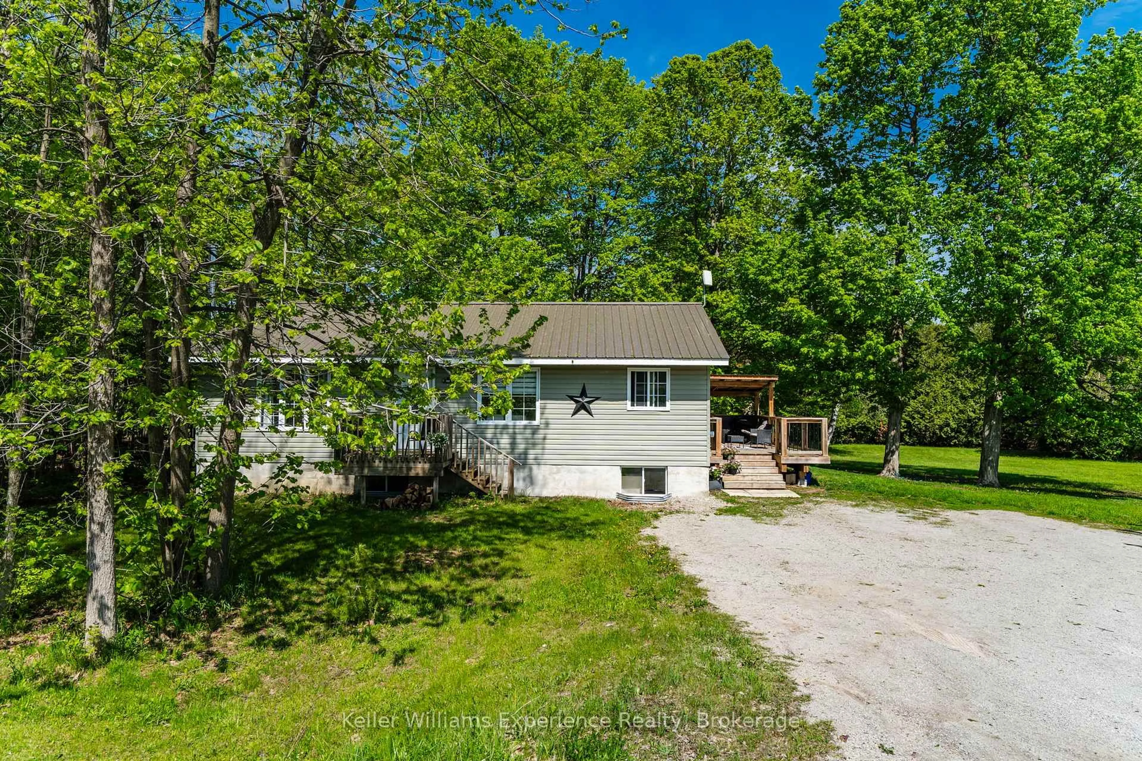 A pic from outside/outdoor area/front of a property/back of a property/a pic from drone, unknown for 2555 Hodgins Rd, Severn Ontario L0K 2C0