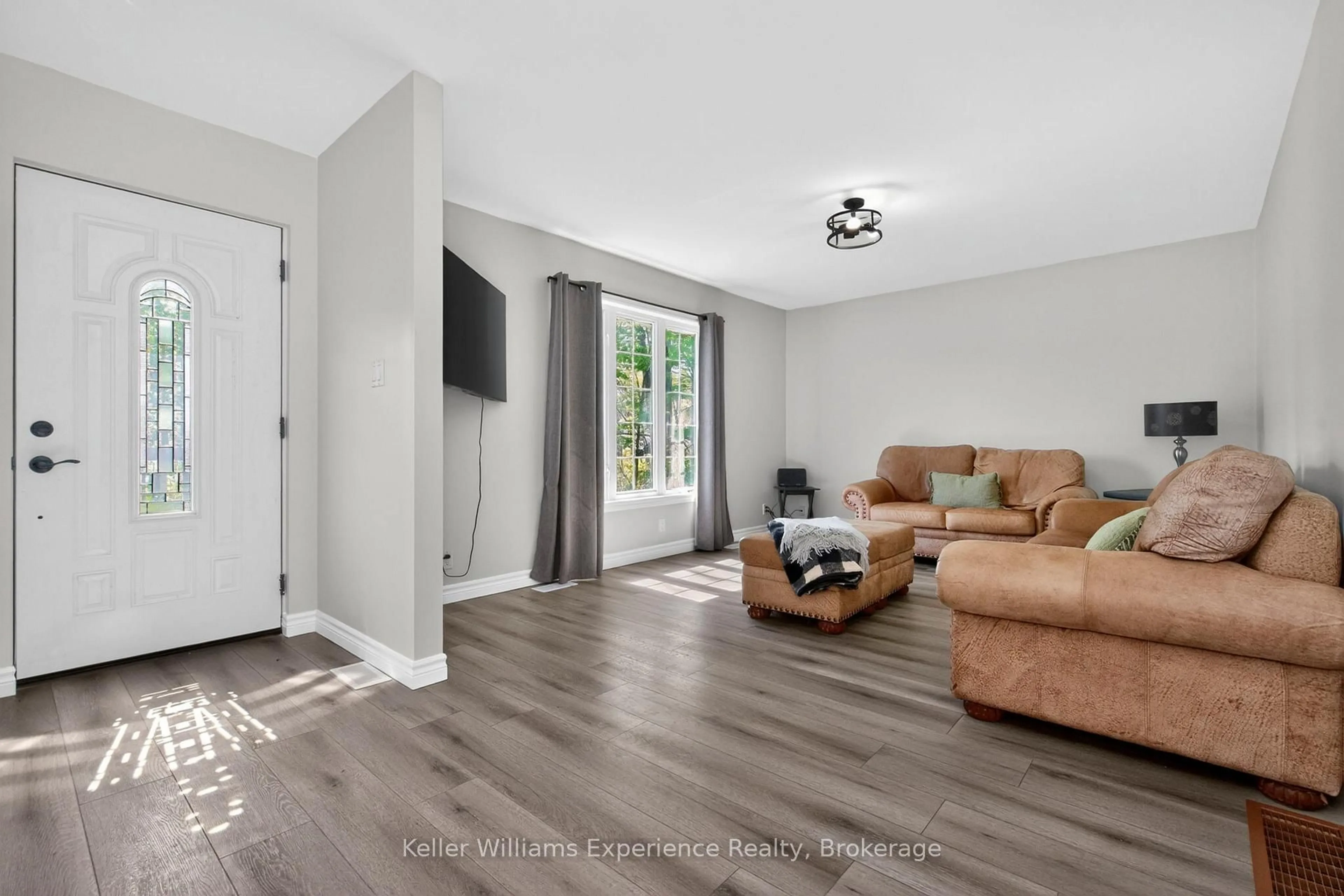 Living room with furniture, unknown for 2555 Hodgins Rd, Severn Ontario L0K 2C0
