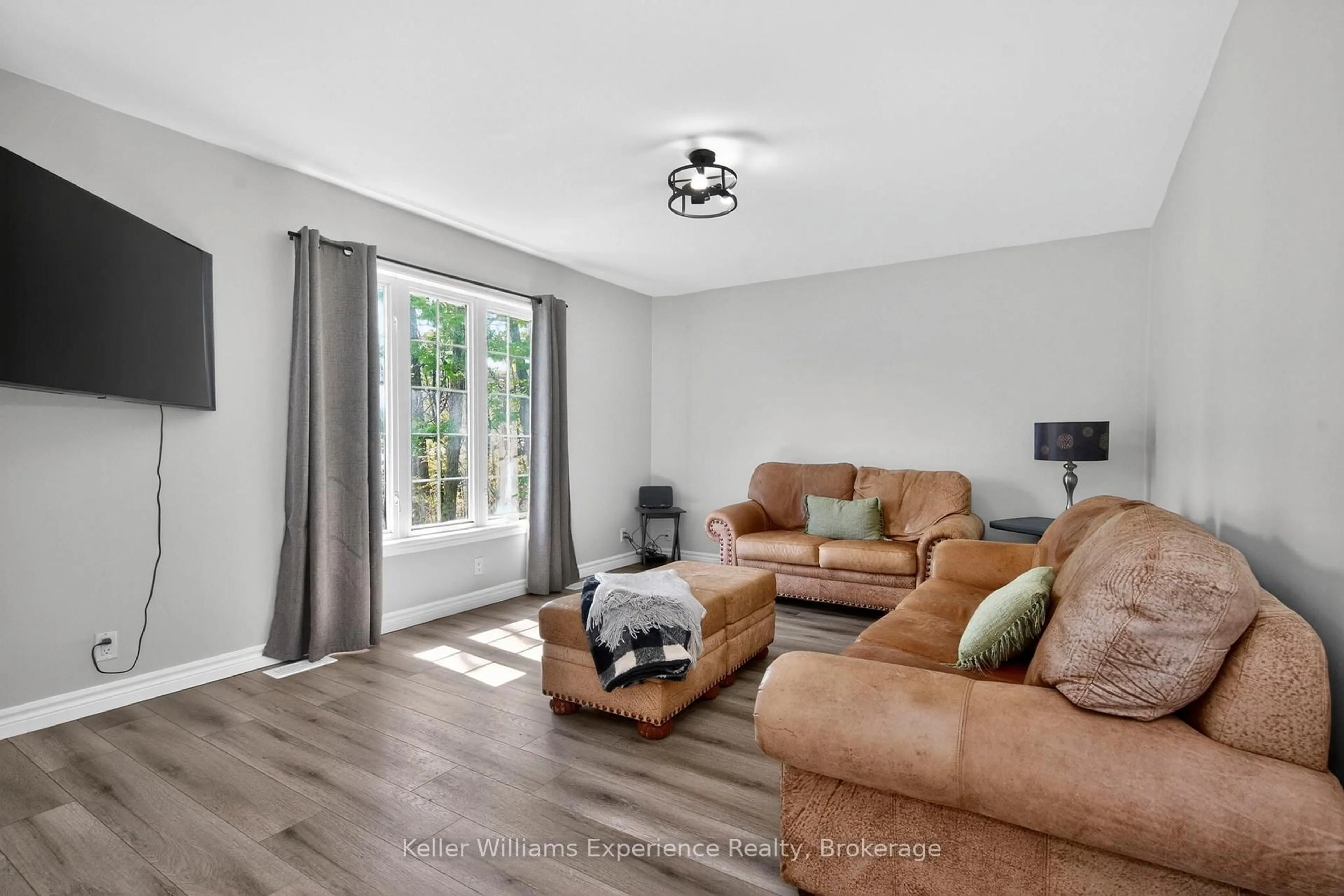 Living room with furniture, wood/laminate floor for 2555 Hodgins Rd, Severn Ontario L0K 2C0