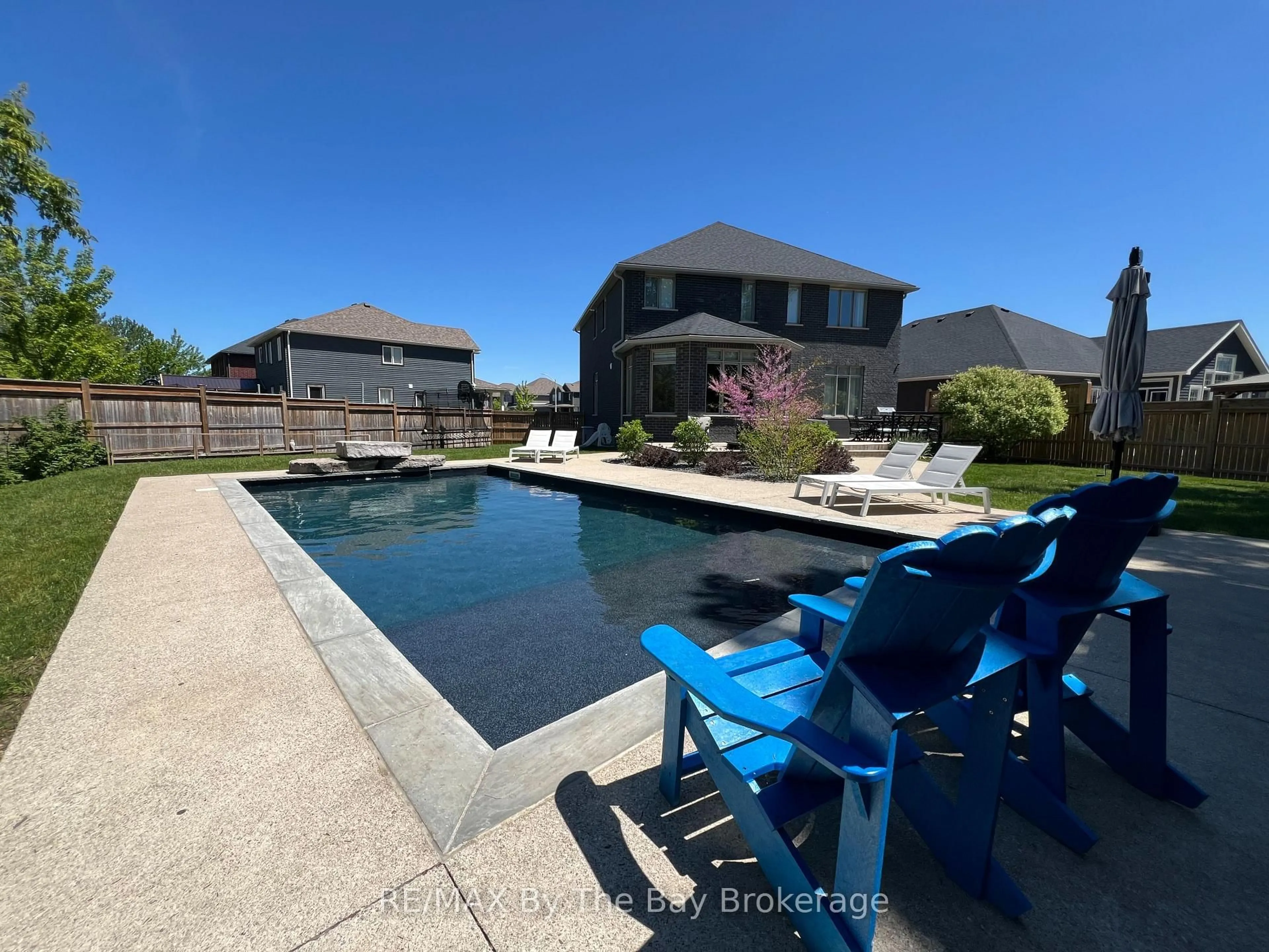 A pic from outside/outdoor area/front of a property/back of a property/a pic from drone, water/lake/river/ocean view for 39 Gilpin Cres, Collingwood Ontario L9Y 0Z1