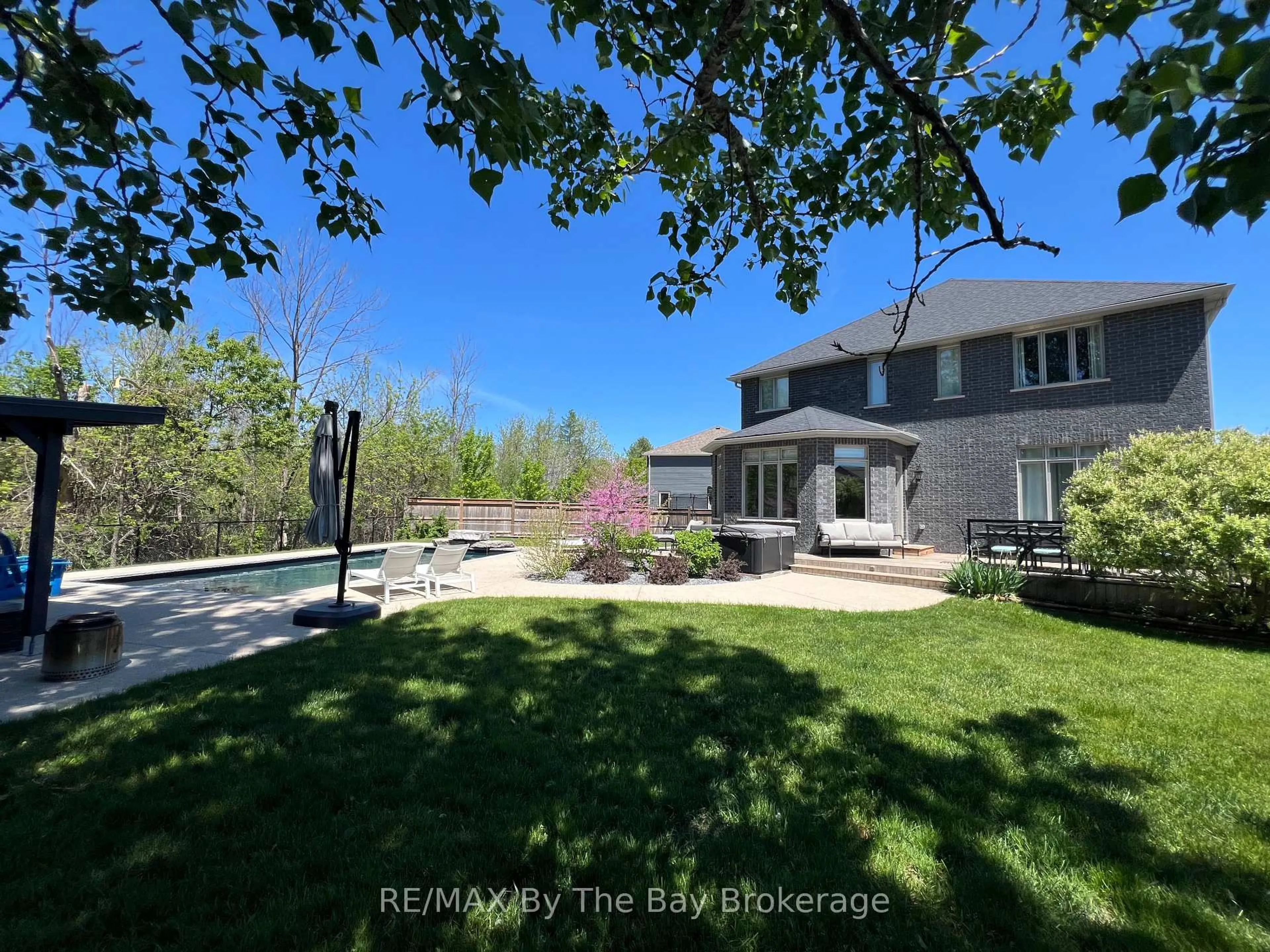 A pic from outside/outdoor area/front of a property/back of a property/a pic from drone, street for 39 Gilpin Cres, Collingwood Ontario L9Y 0Z1