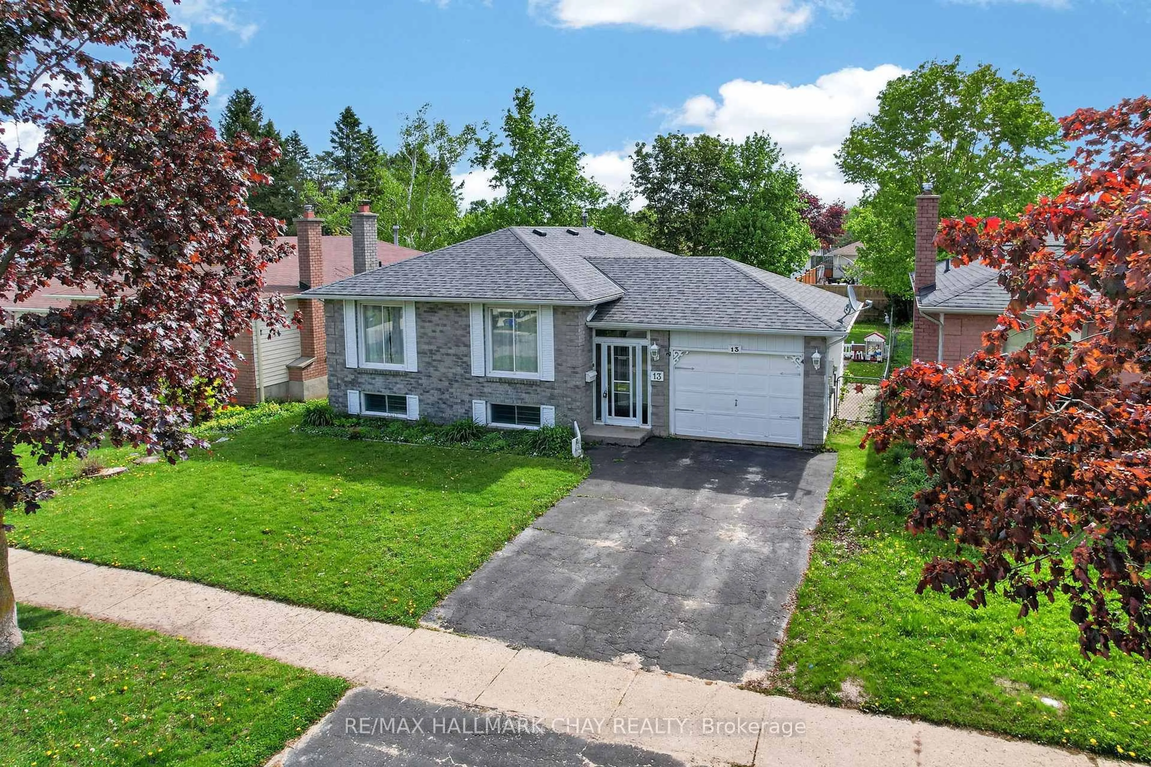 A pic from outside/outdoor area/front of a property/back of a property/a pic from drone, street for 13 Bronte Cres, Barrie Ontario L4N 5B8