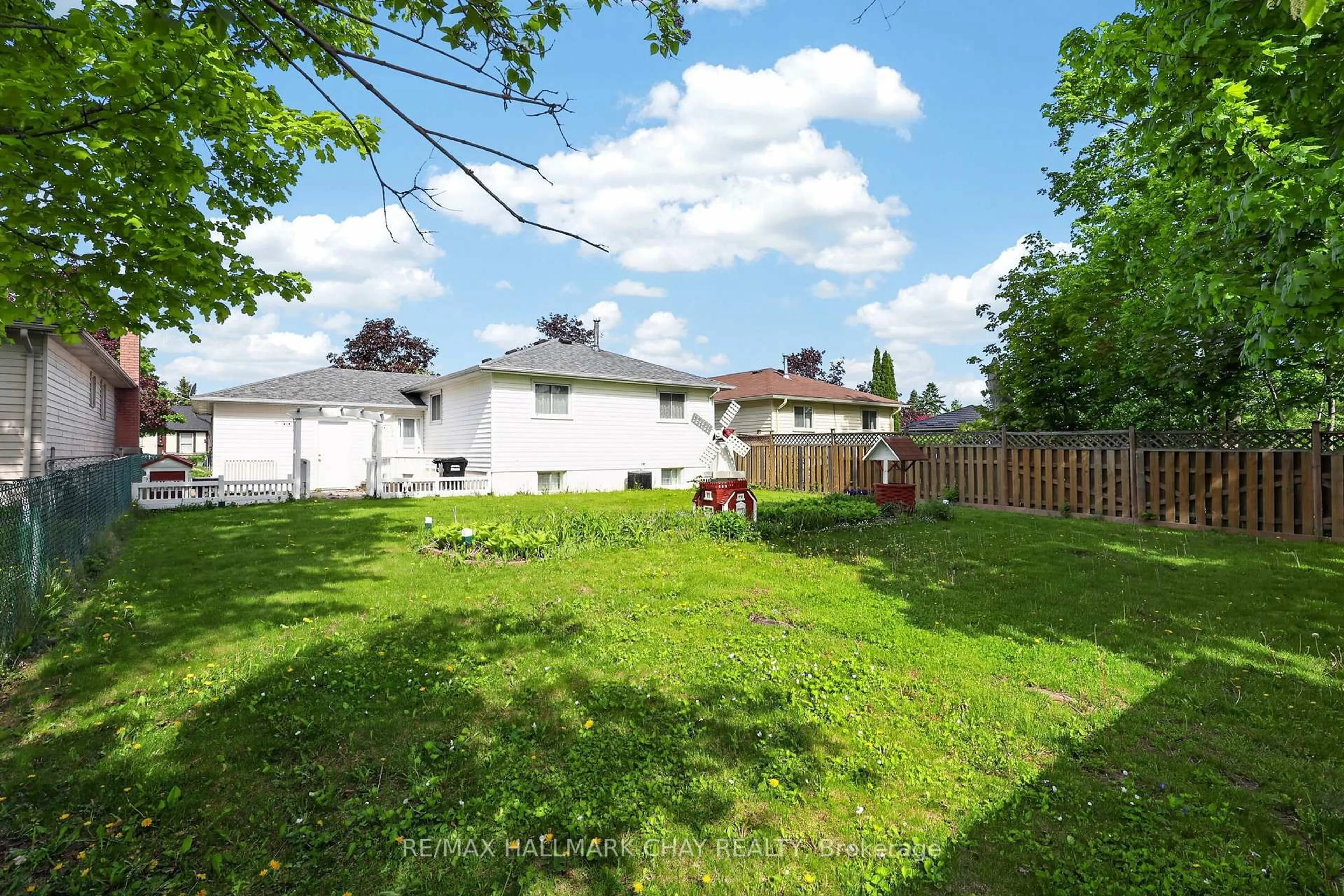 Patio, street for 13 Bronte Cres, Barrie Ontario L4N 5B8