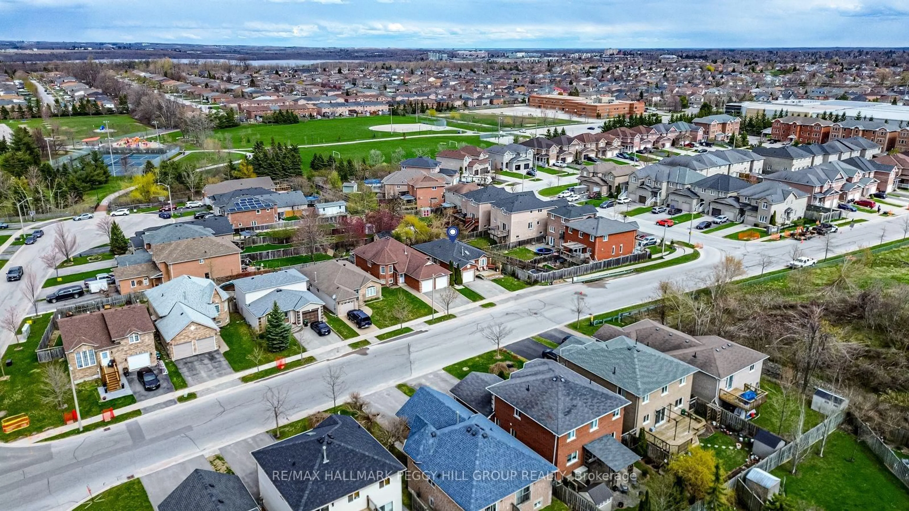 A pic from outside/outdoor area/front of a property/back of a property/a pic from drone, street for 76 Stanley St, Barrie Ontario L4M 6V5