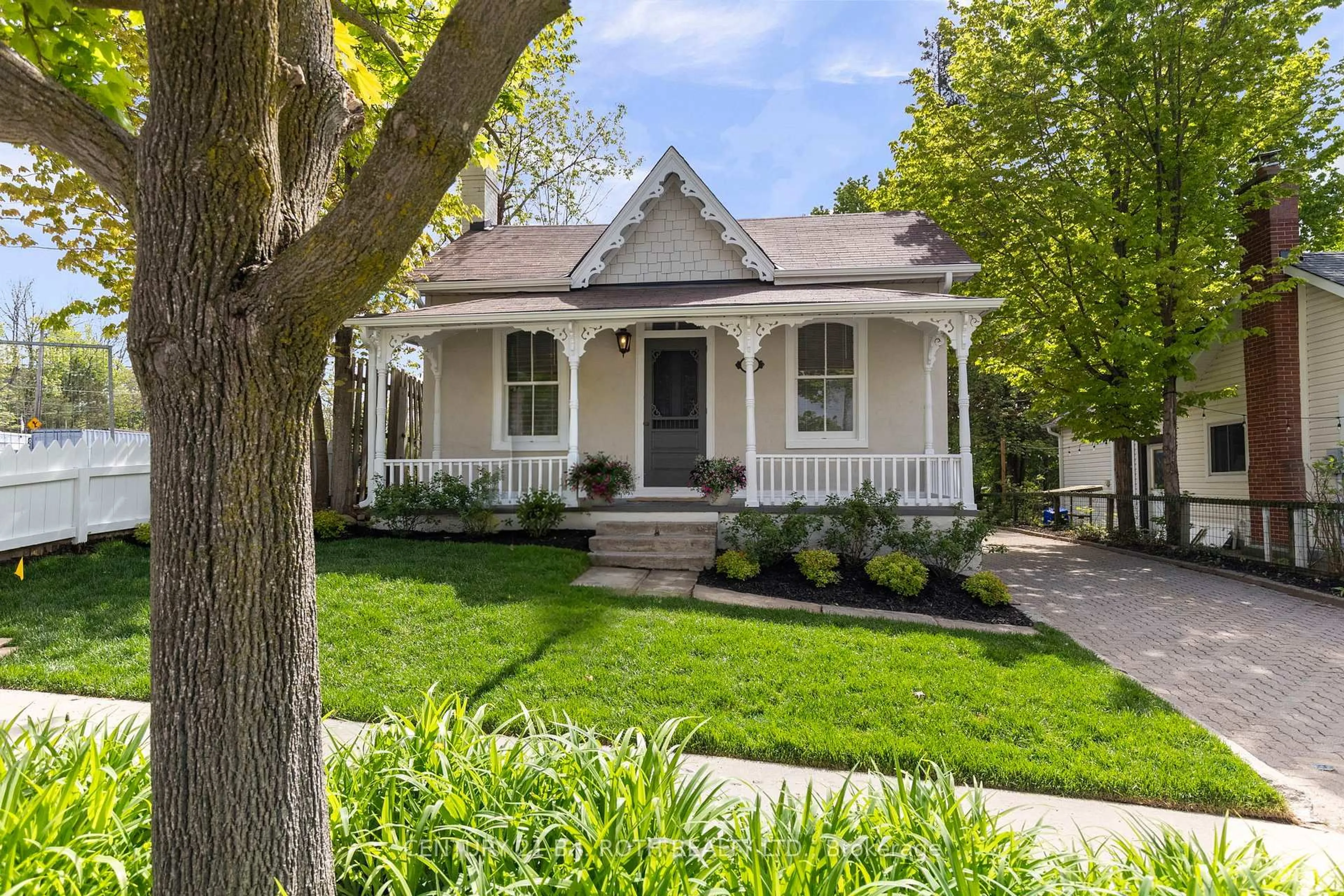 Home with vinyl exterior material, street for 13 Nelson Sq, Barrie Ontario L4M 4J6