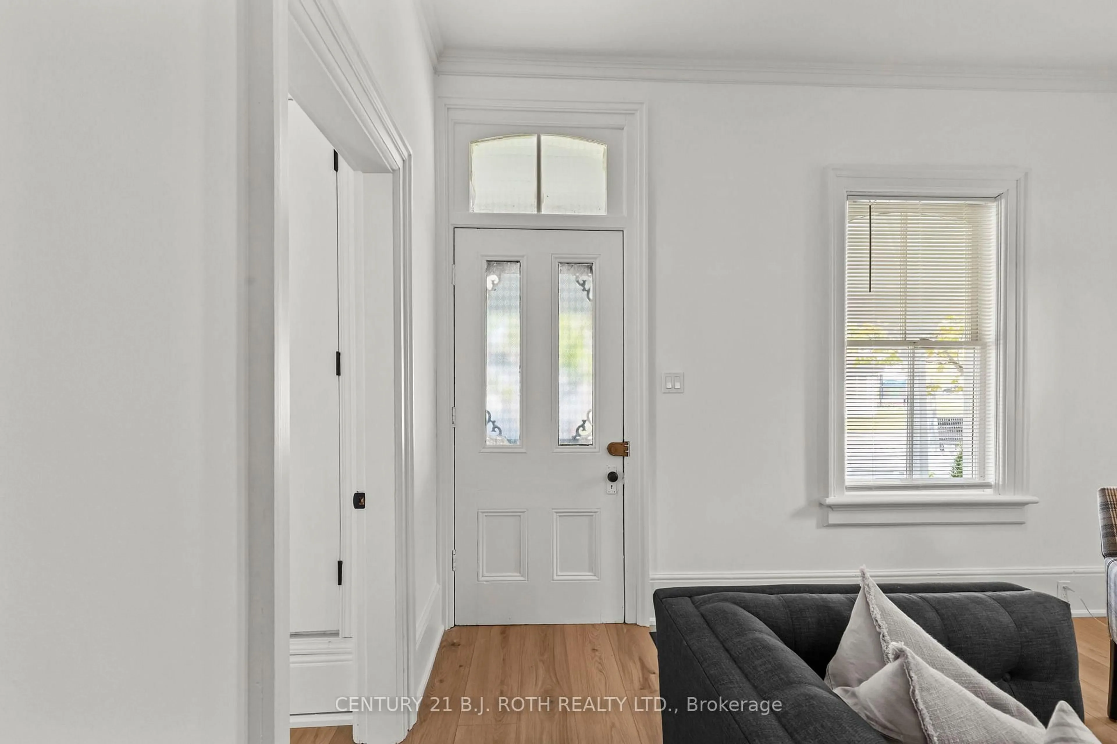 Indoor entryway for 13 Nelson Sq, Barrie Ontario L4M 4J6