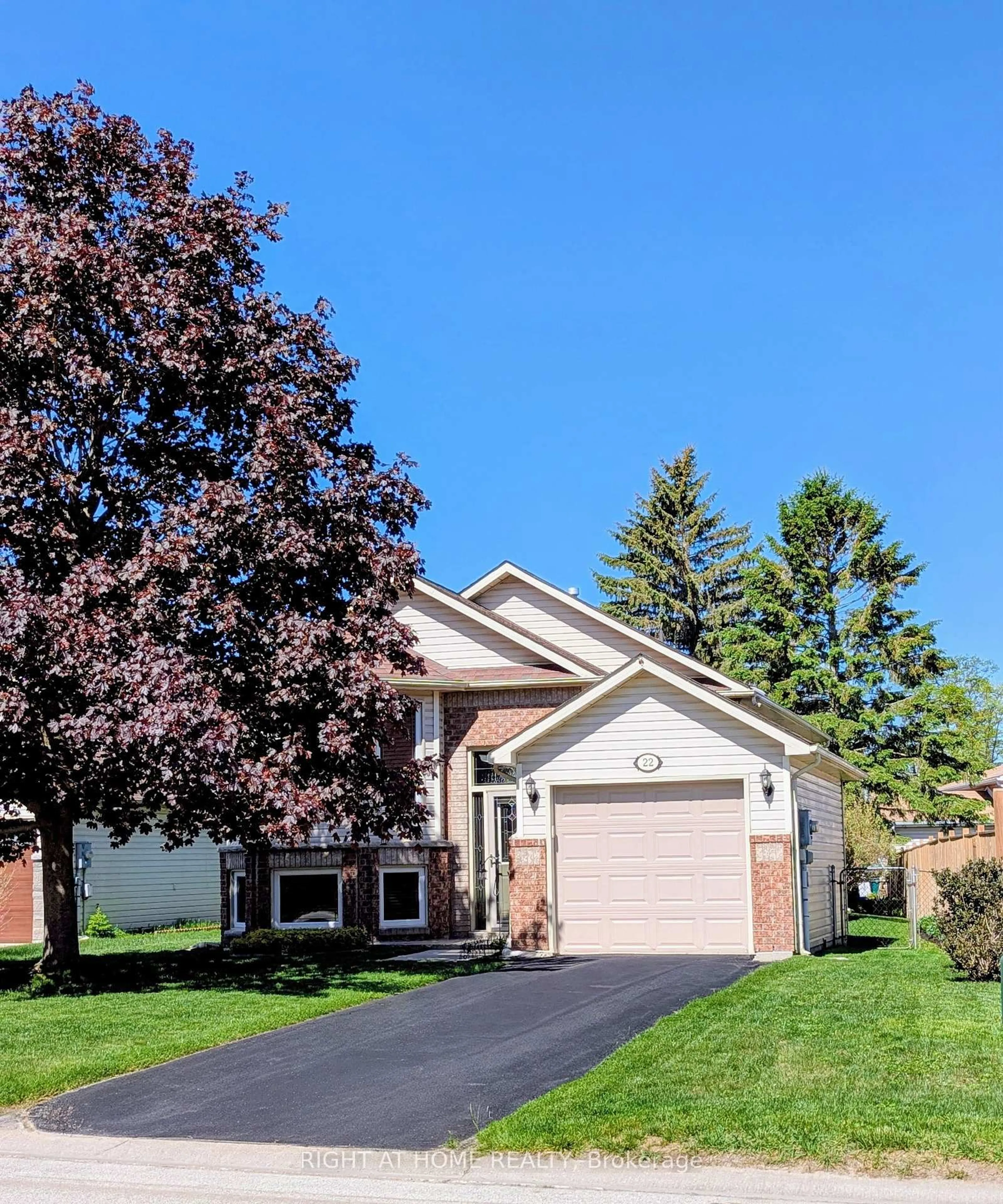 Home with vinyl exterior material, street for 22 Donald Cres, Wasaga Beach Ontario L9Z 1E1