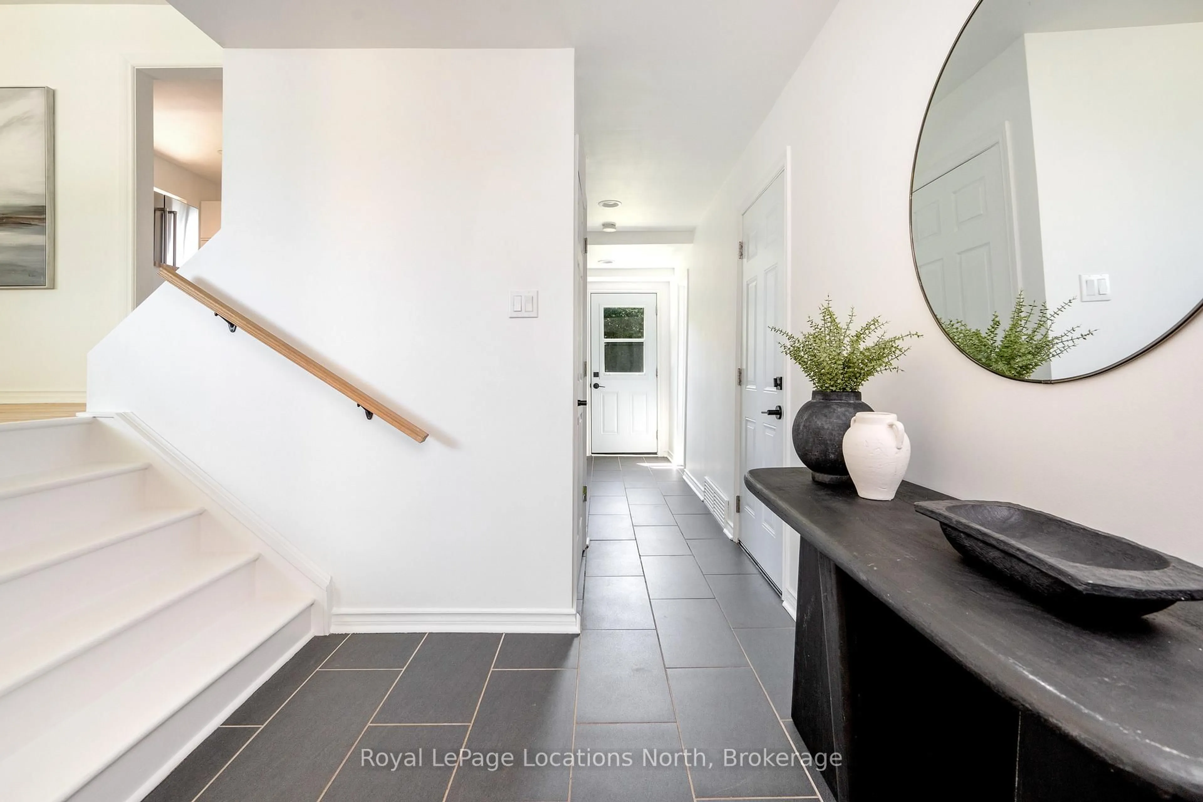 Indoor entryway for 26 Dickson Rd, Collingwood Ontario L9Y 2X3
