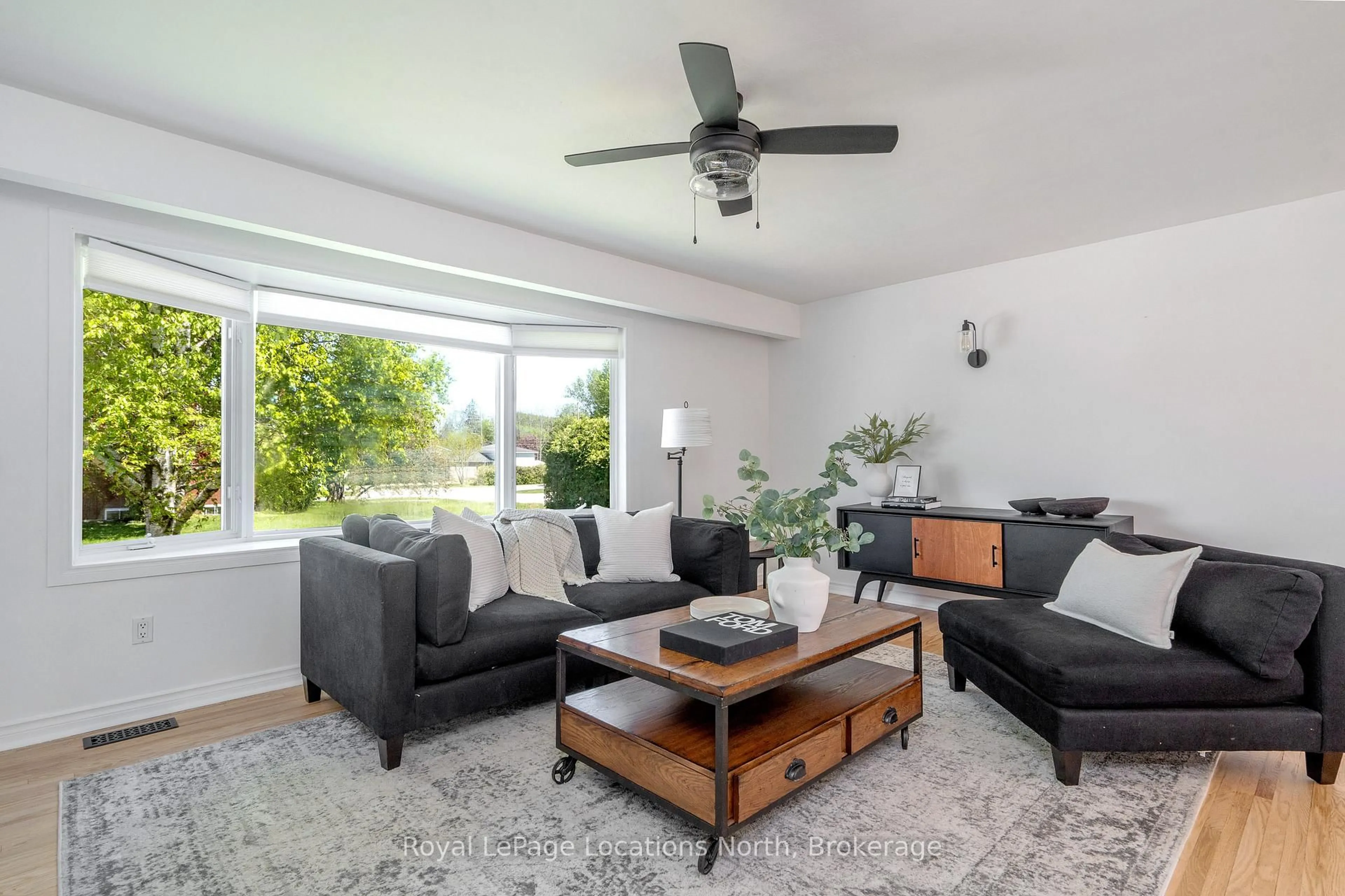 Living room with furniture, unknown for 26 Dickson Rd, Collingwood Ontario L9Y 2X3