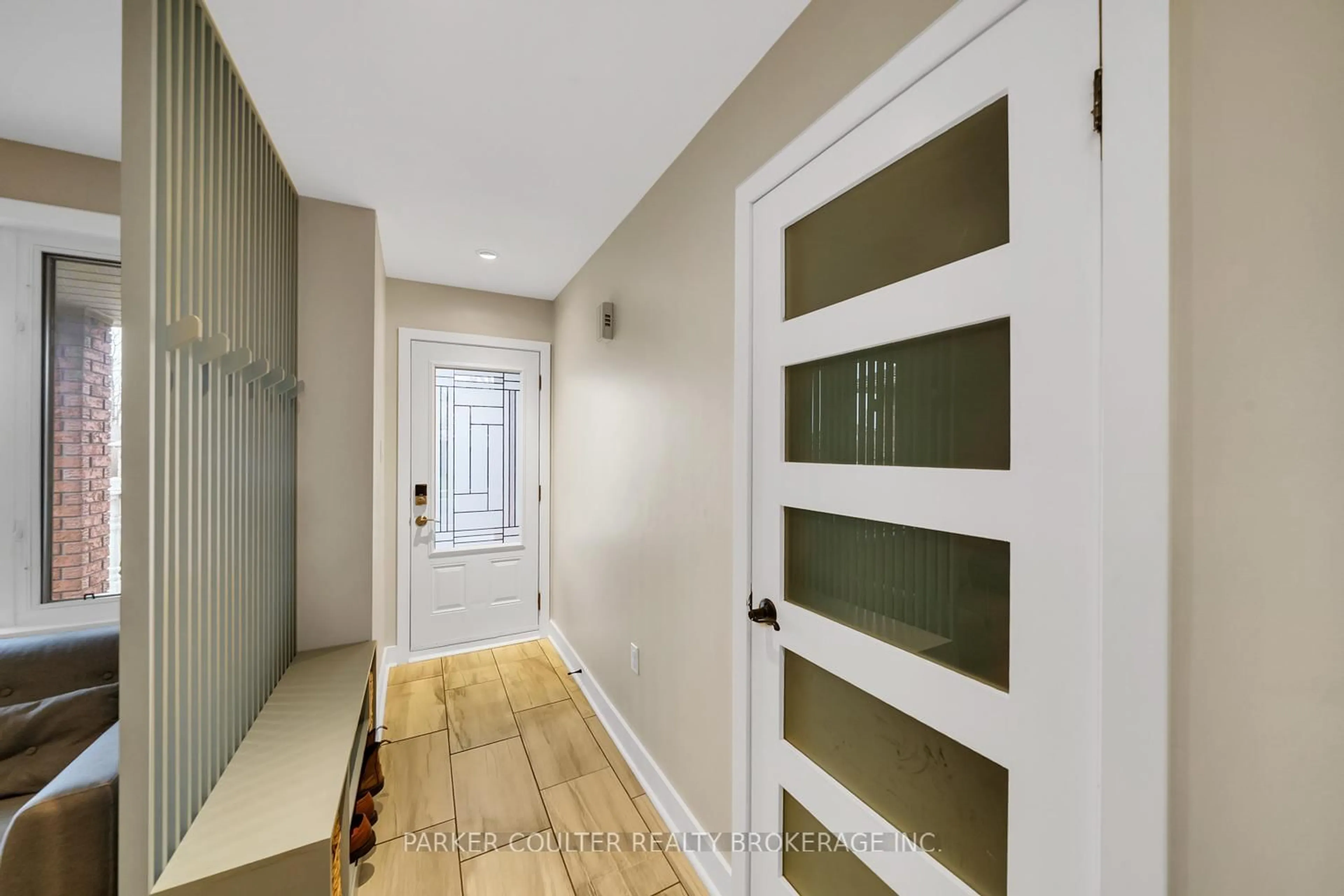 Indoor entryway for 138 Benson Dr, Barrie Ontario L4N 7Y3