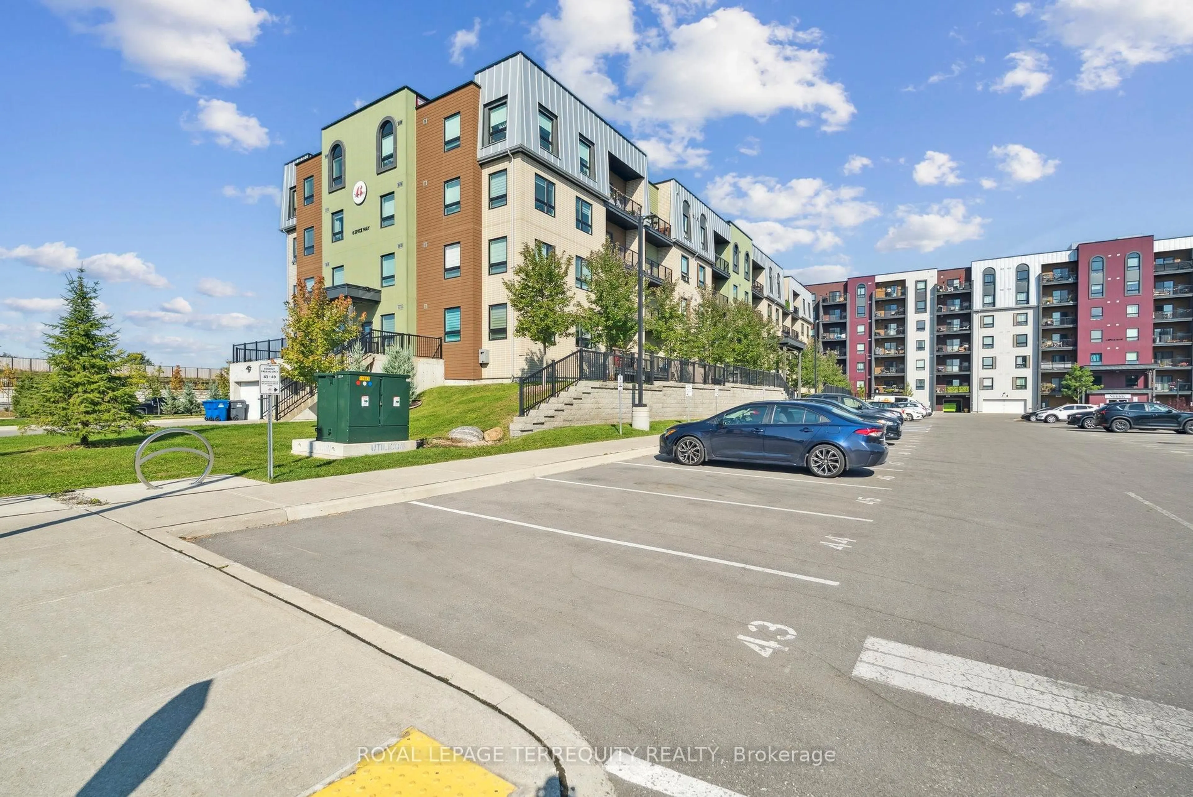 A pic from outside/outdoor area/front of a property/back of a property/a pic from drone, street for 6 Spice Way #102, Barrie Ontario L9J 0J9