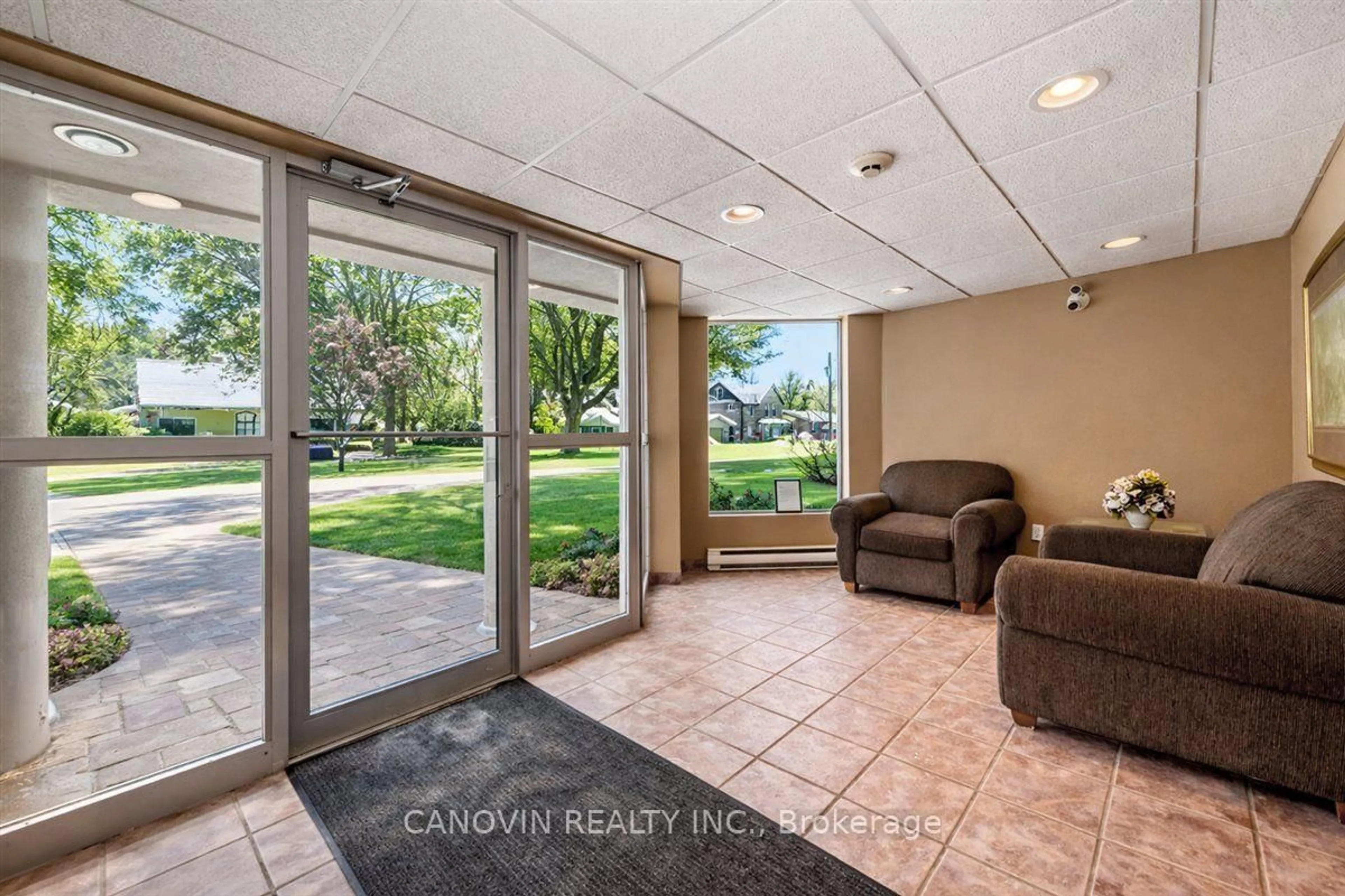 Indoor foyer for 107 Bond St #202, Orillia Ontario L3V 1J7