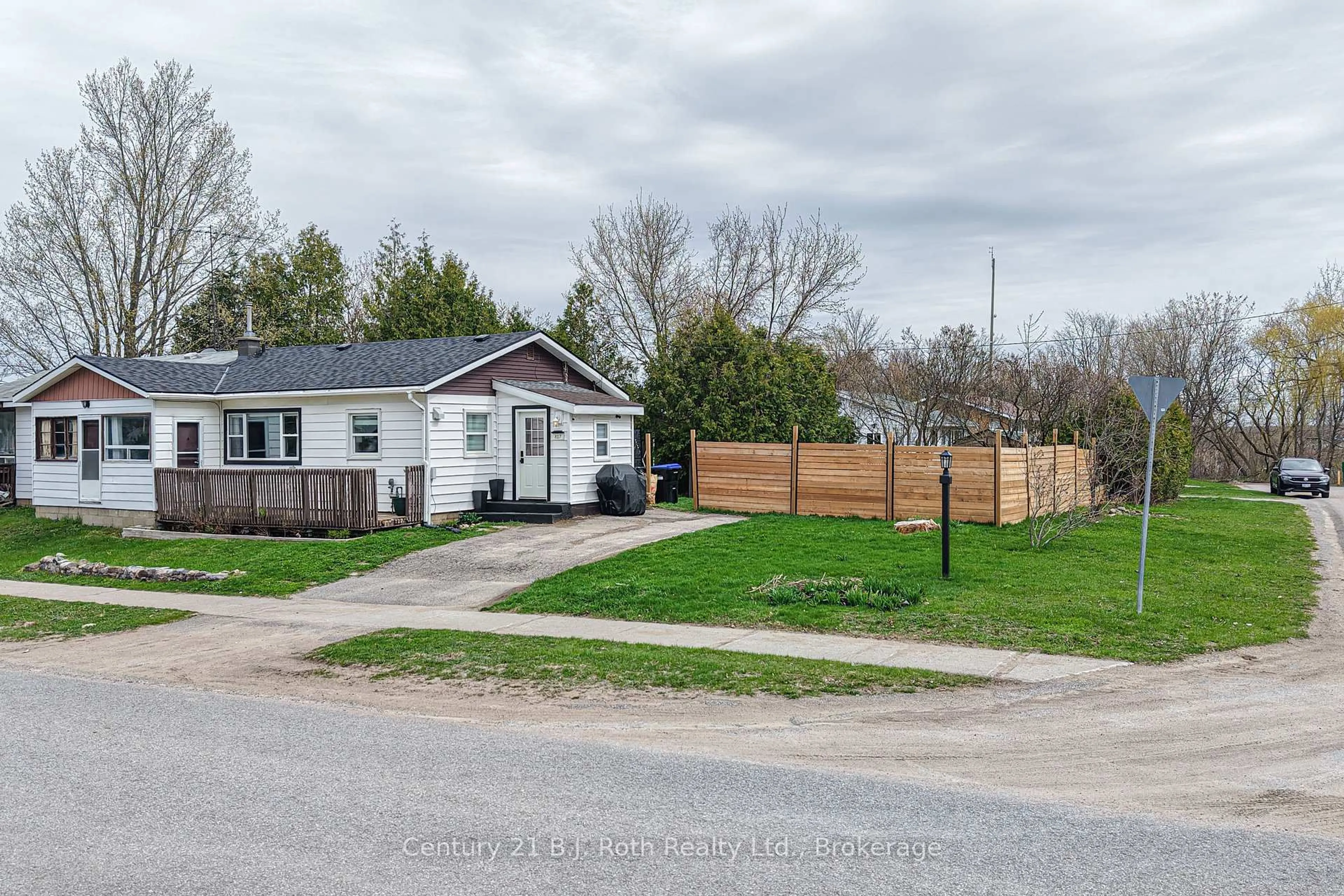 A pic from outside/outdoor area/front of a property/back of a property/a pic from drone, street for 817 Eighth Ave, Tay Ontario L0K 1R0