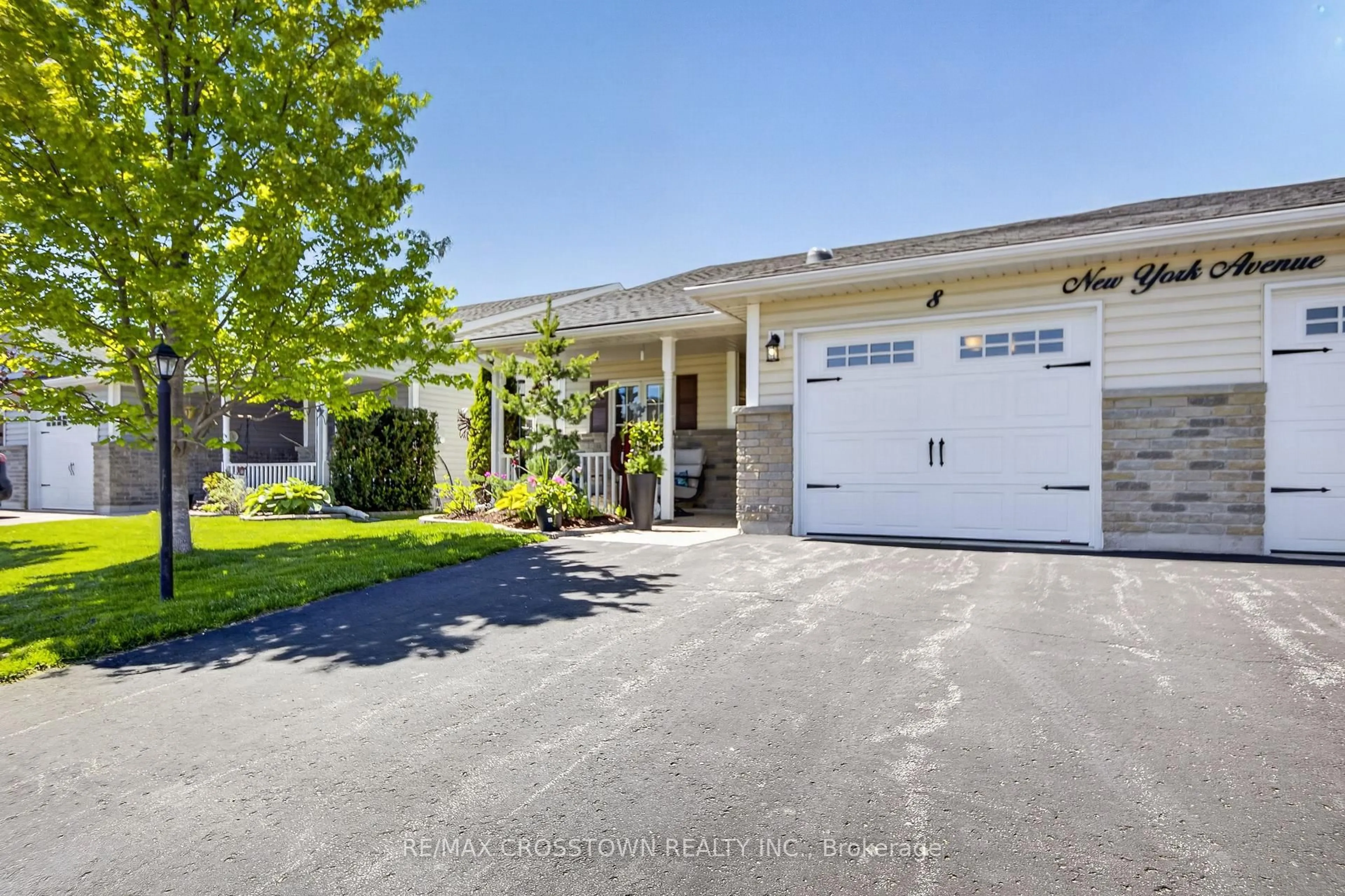 Indoor garage for 8 NEW YORK Ave, Wasaga Beach Ontario L9Z 3A8
