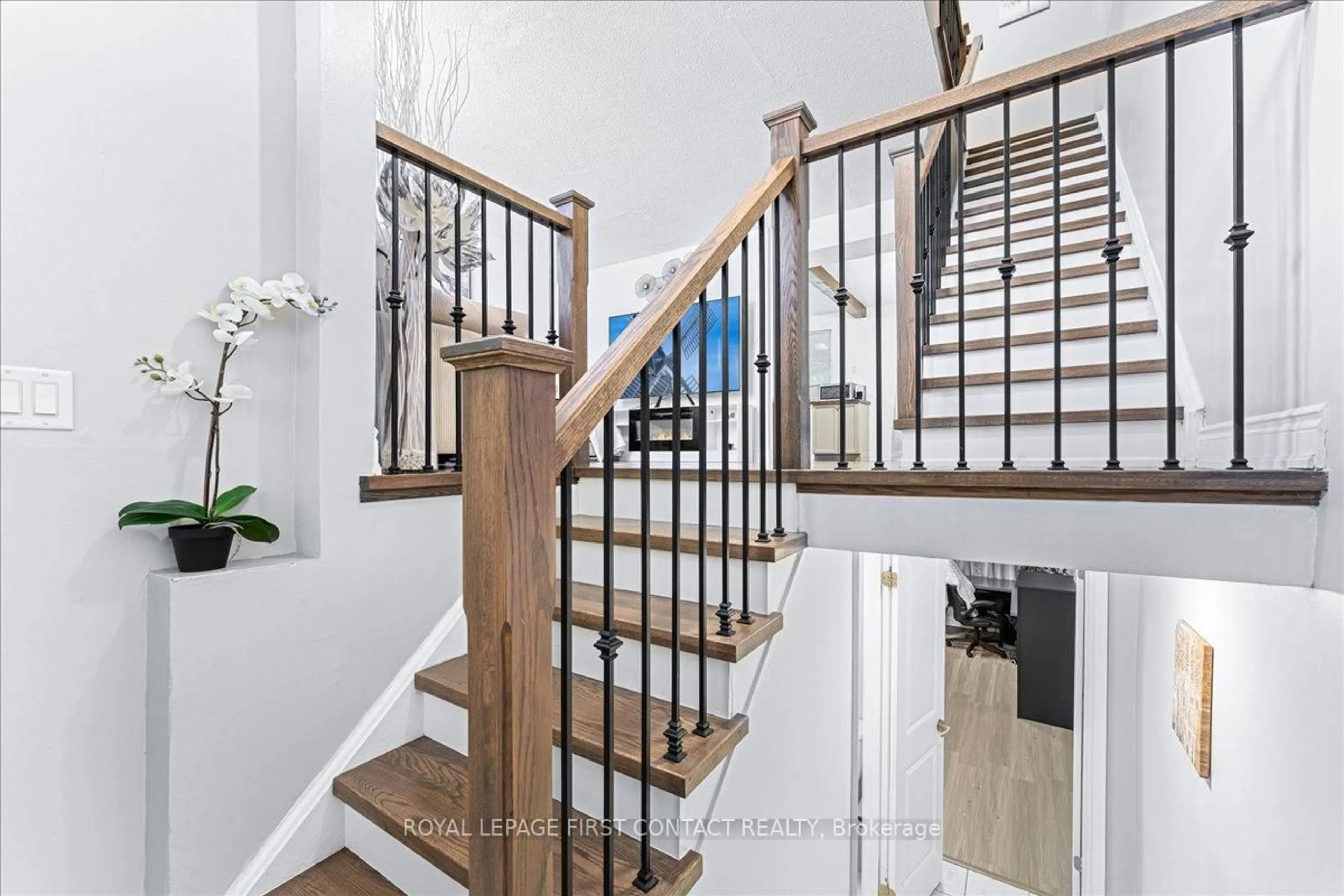 Stairs for 63 Ferris Lane #I7, Barrie Ontario L4M 5C4