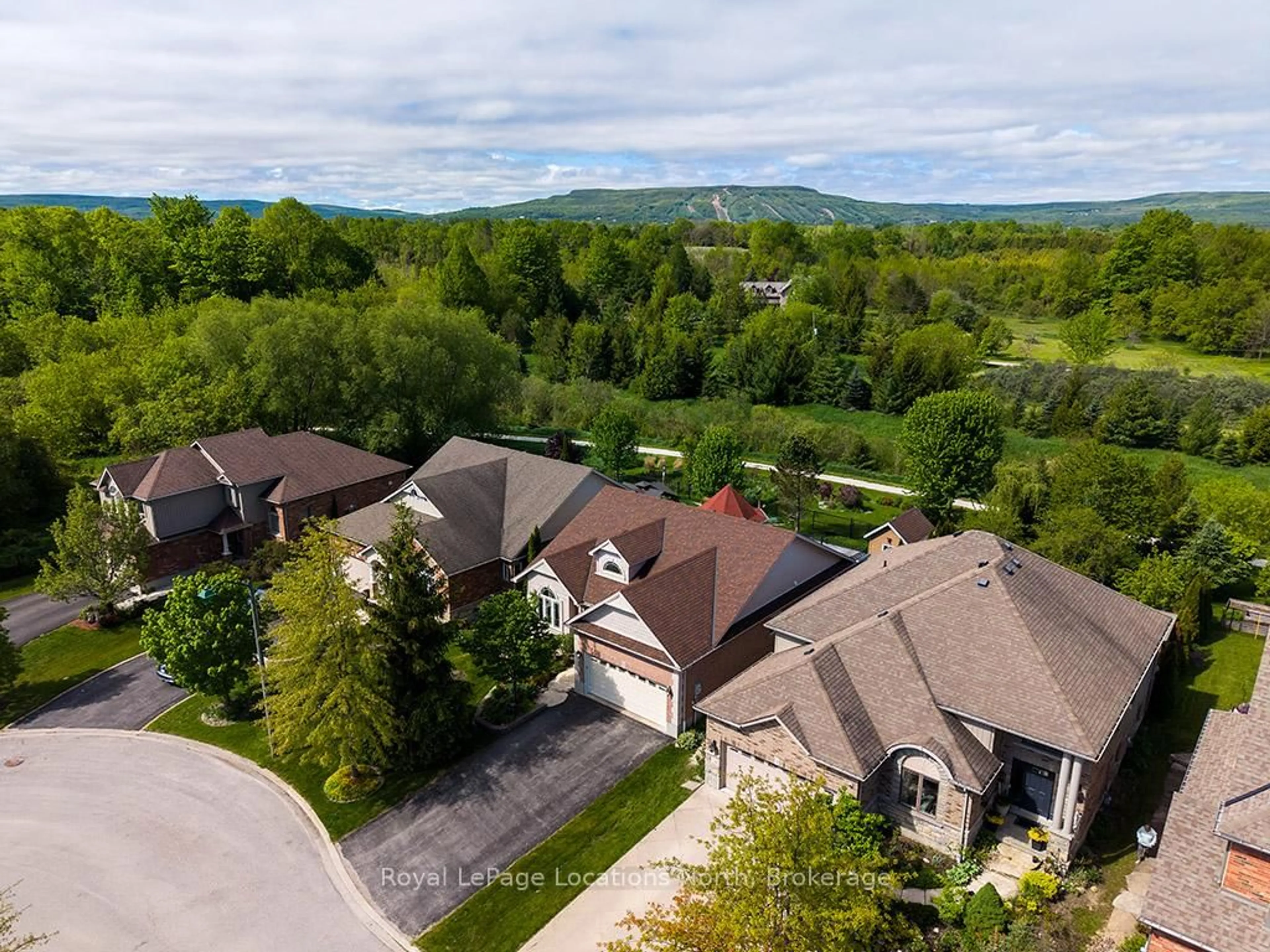 A pic from outside/outdoor area/front of a property/back of a property/a pic from drone, mountain view for 85 Chamberlain Cres, Collingwood Ontario L9Y 0C8