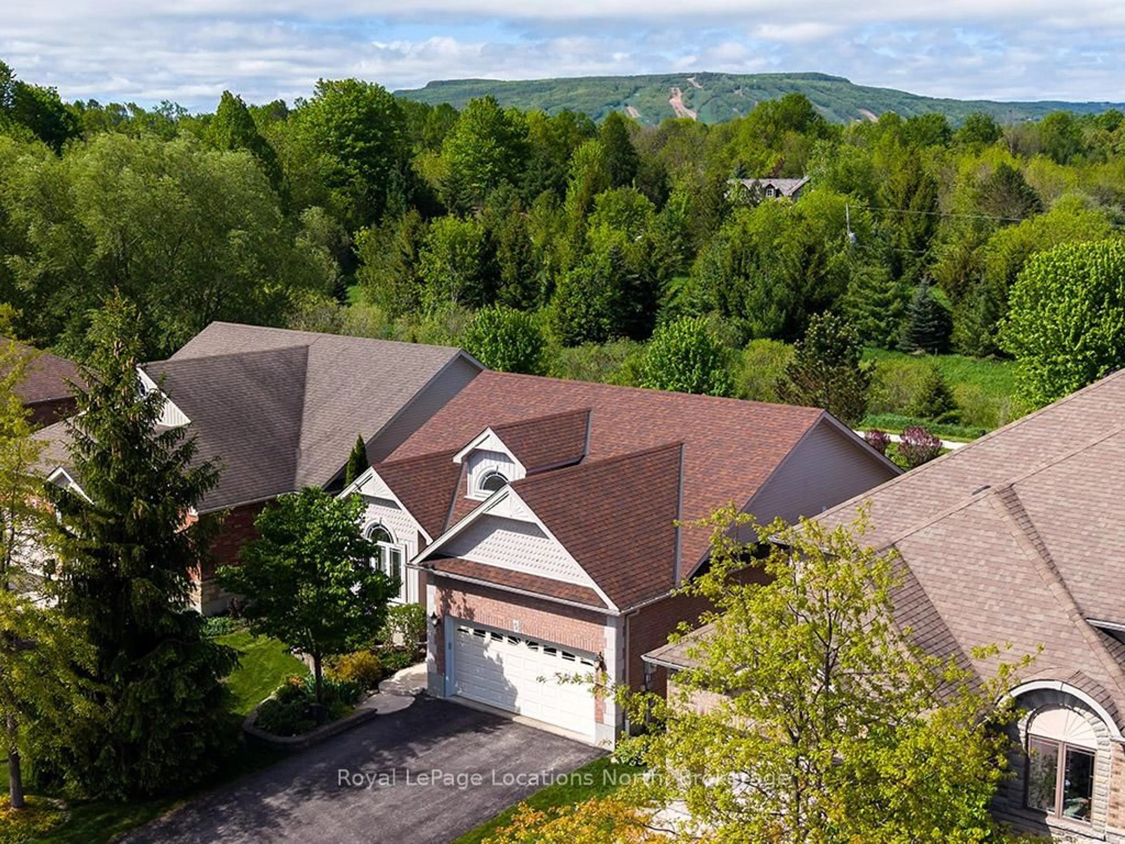 A pic from outside/outdoor area/front of a property/back of a property/a pic from drone, mountain view for 85 Chamberlain Cres, Collingwood Ontario L9Y 0C8