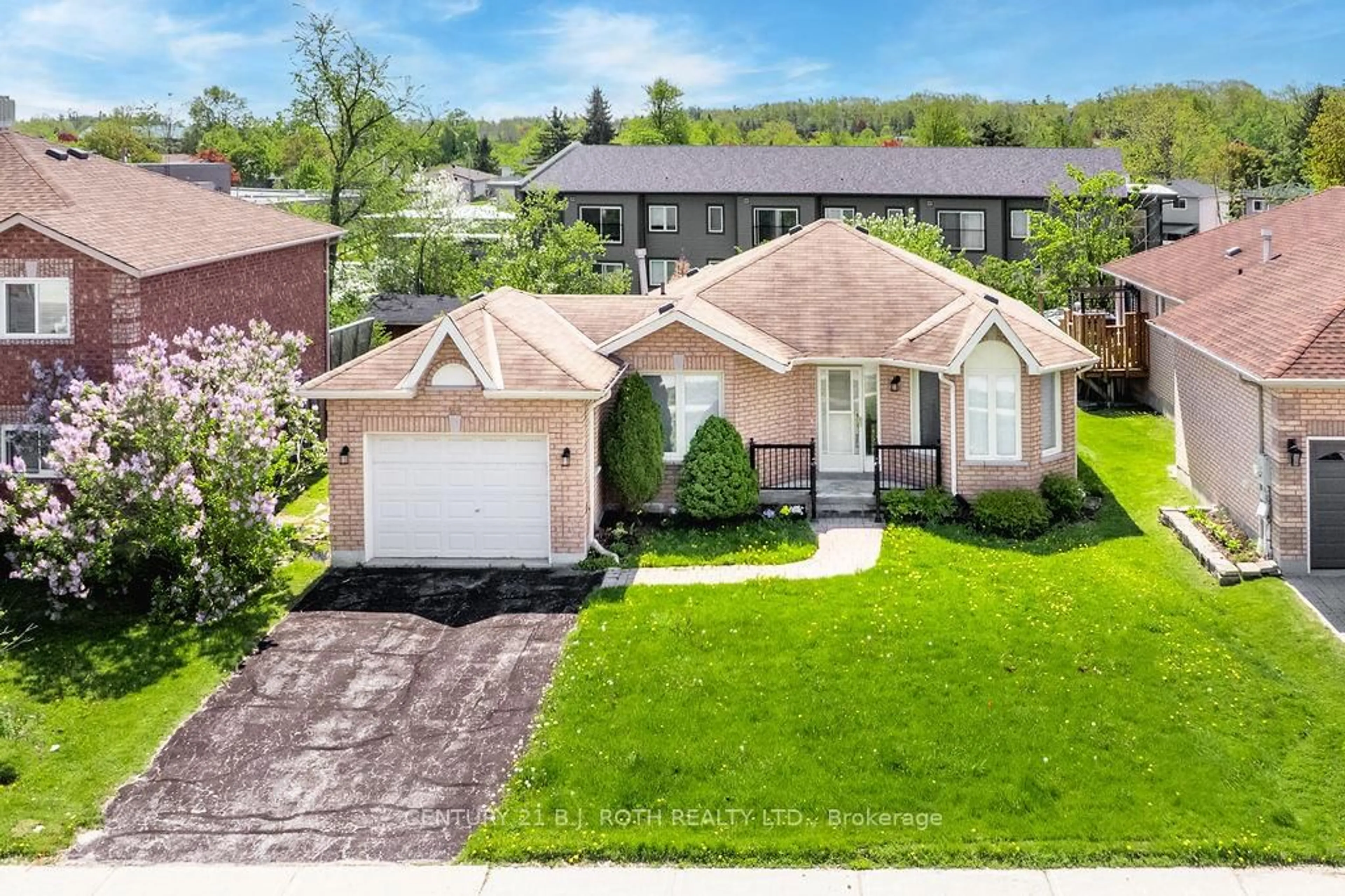 A pic from outside/outdoor area/front of a property/back of a property/a pic from drone, street for 153 Livingstone St, Barrie Ontario L4N 7J7