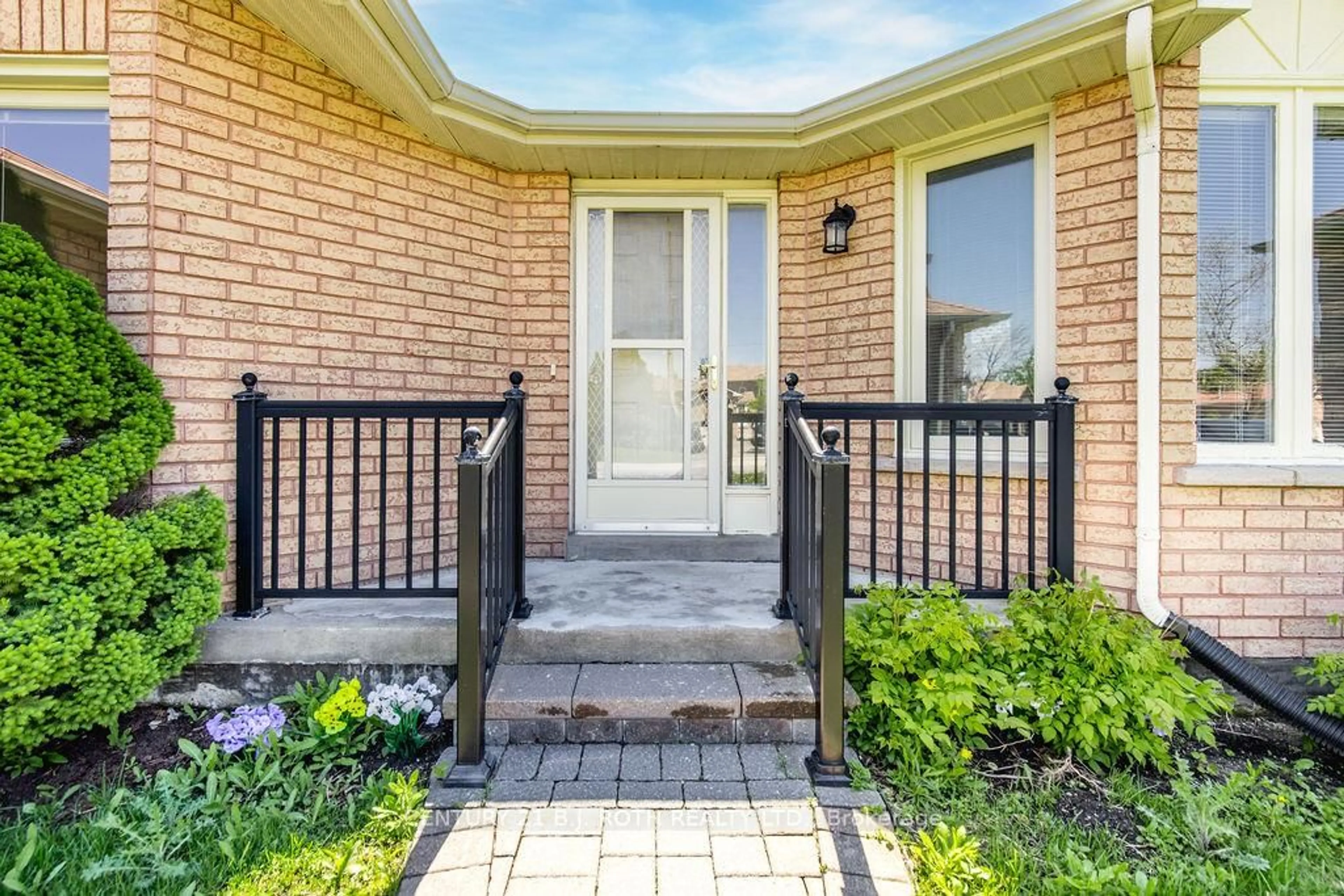 Indoor entryway for 153 Livingstone St, Barrie Ontario L4N 7J7