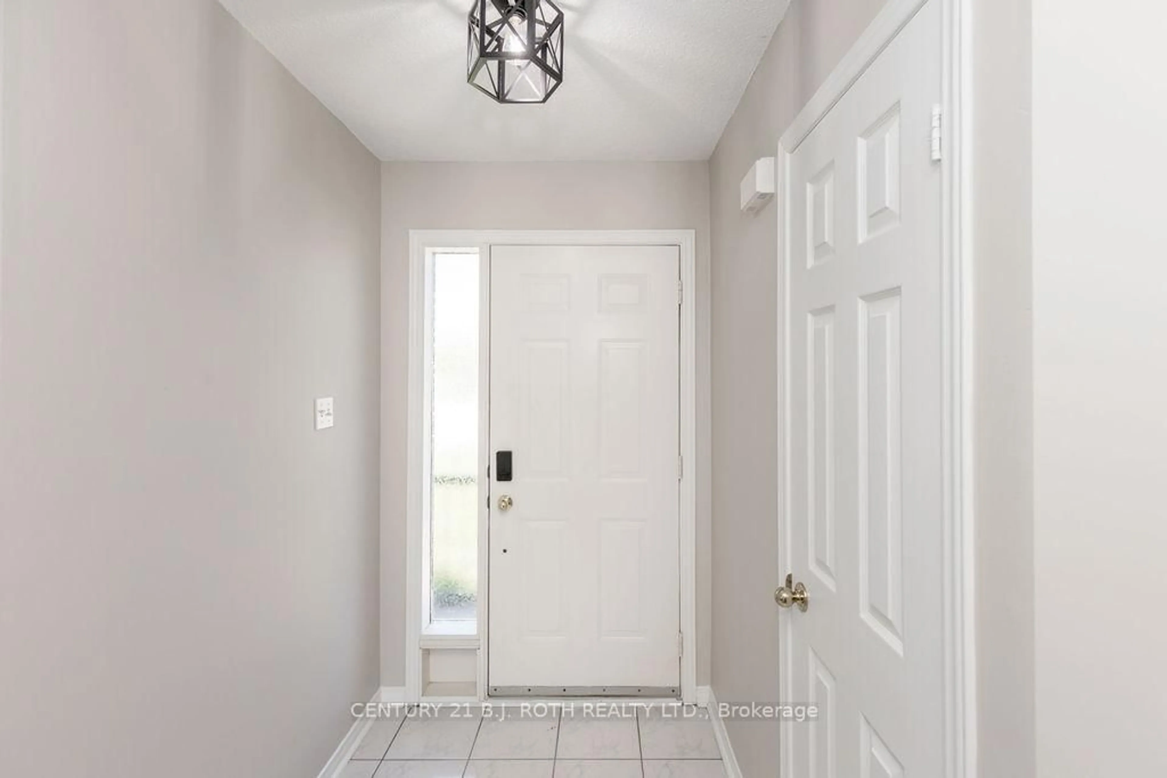 Indoor entryway for 153 Livingstone St, Barrie Ontario L4N 7J7