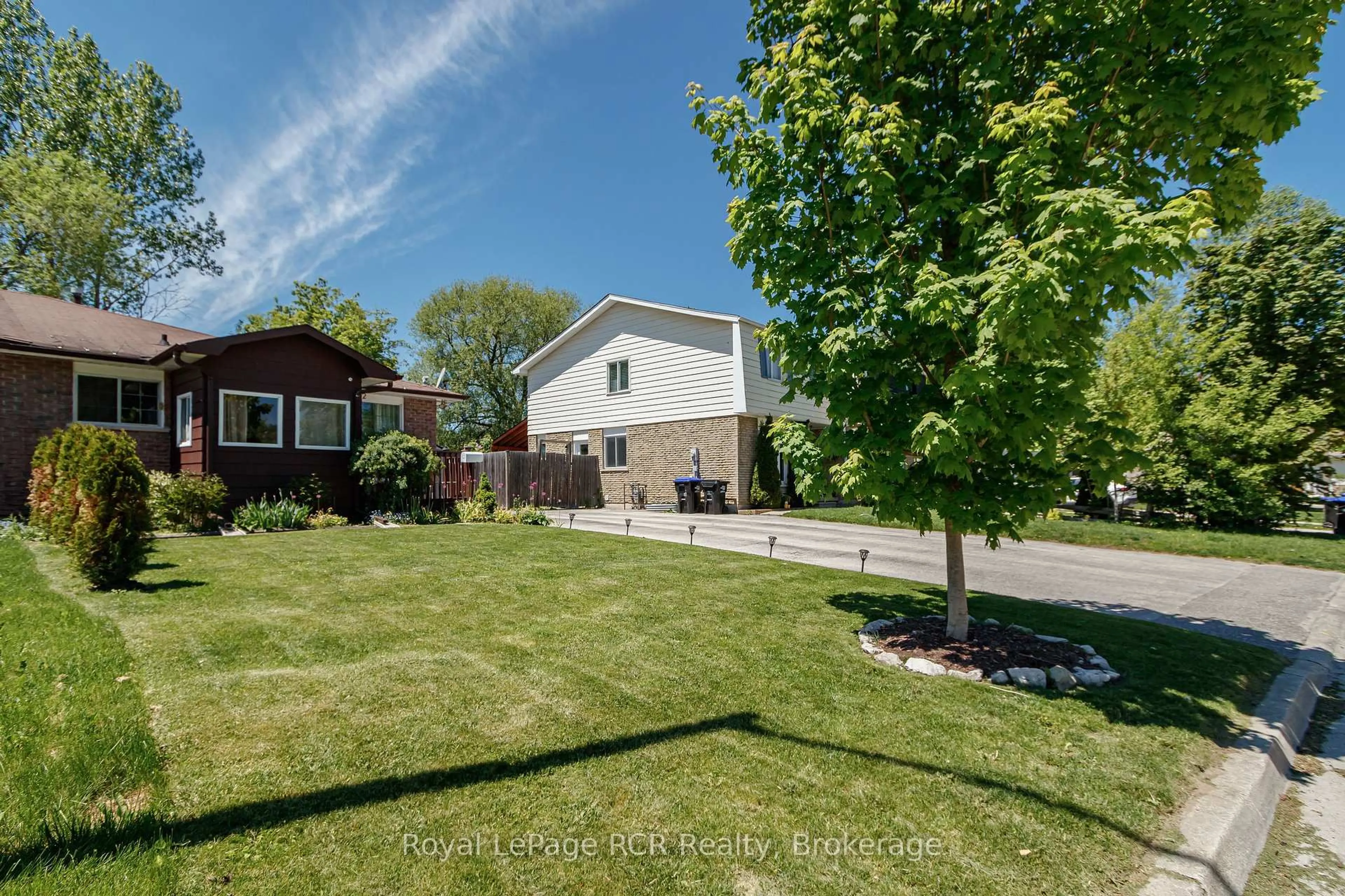 A pic from outside/outdoor area/front of a property/back of a property/a pic from drone, street for 92 Alice St, Collingwood Ontario L9Y 3S1