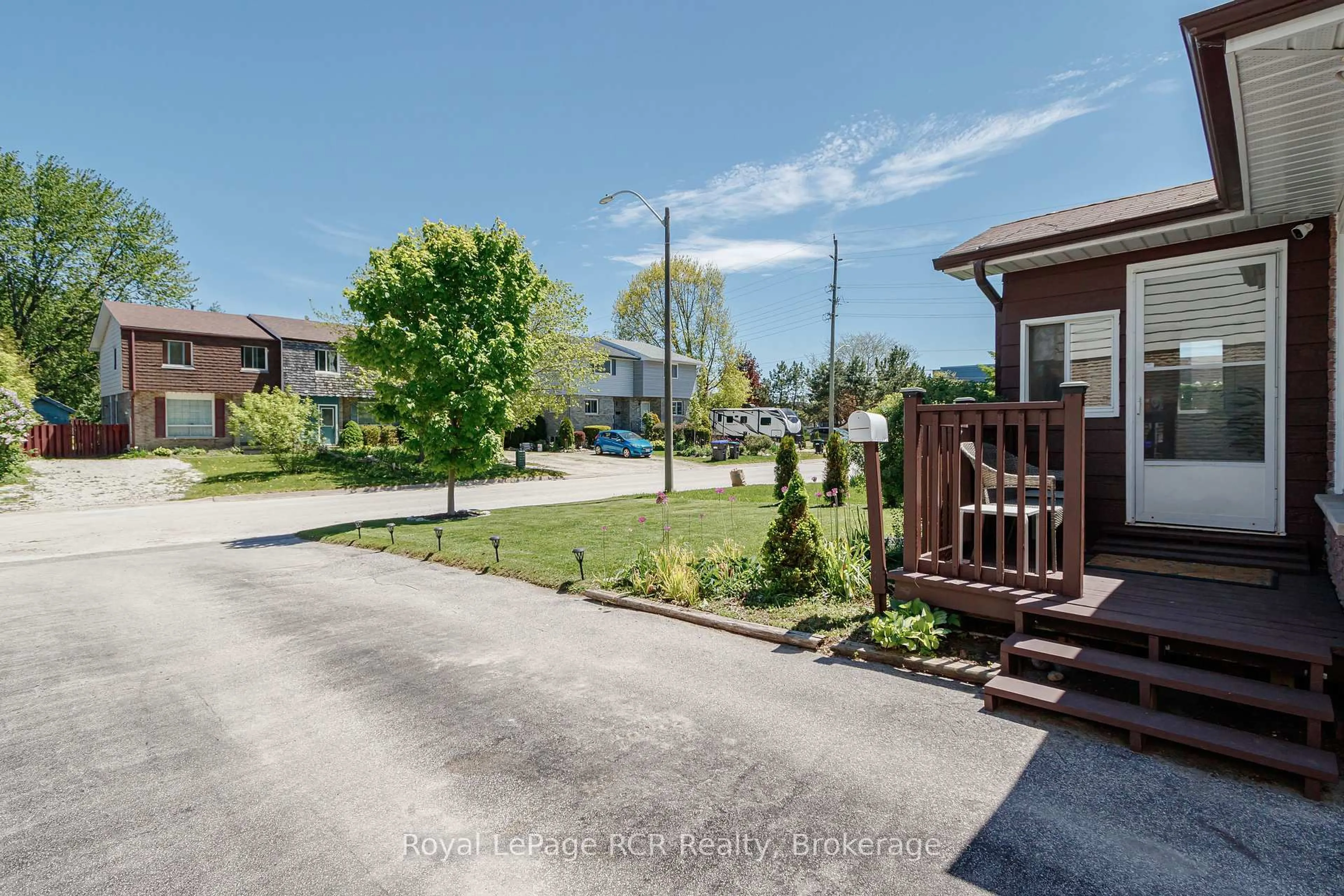 A pic from outside/outdoor area/front of a property/back of a property/a pic from drone, street for 92 Alice St, Collingwood Ontario L9Y 3S1