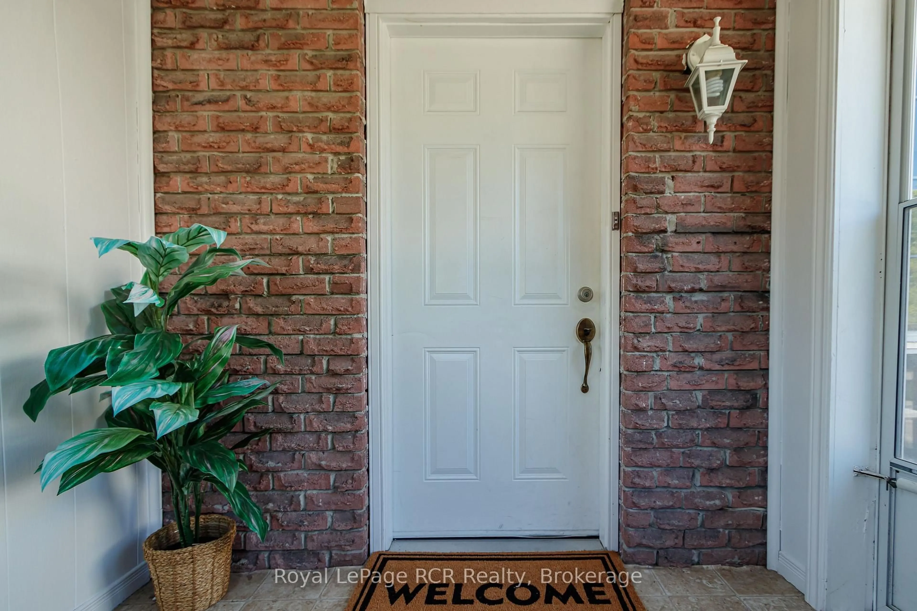 Indoor entryway for 92 Alice St, Collingwood Ontario L9Y 3S1