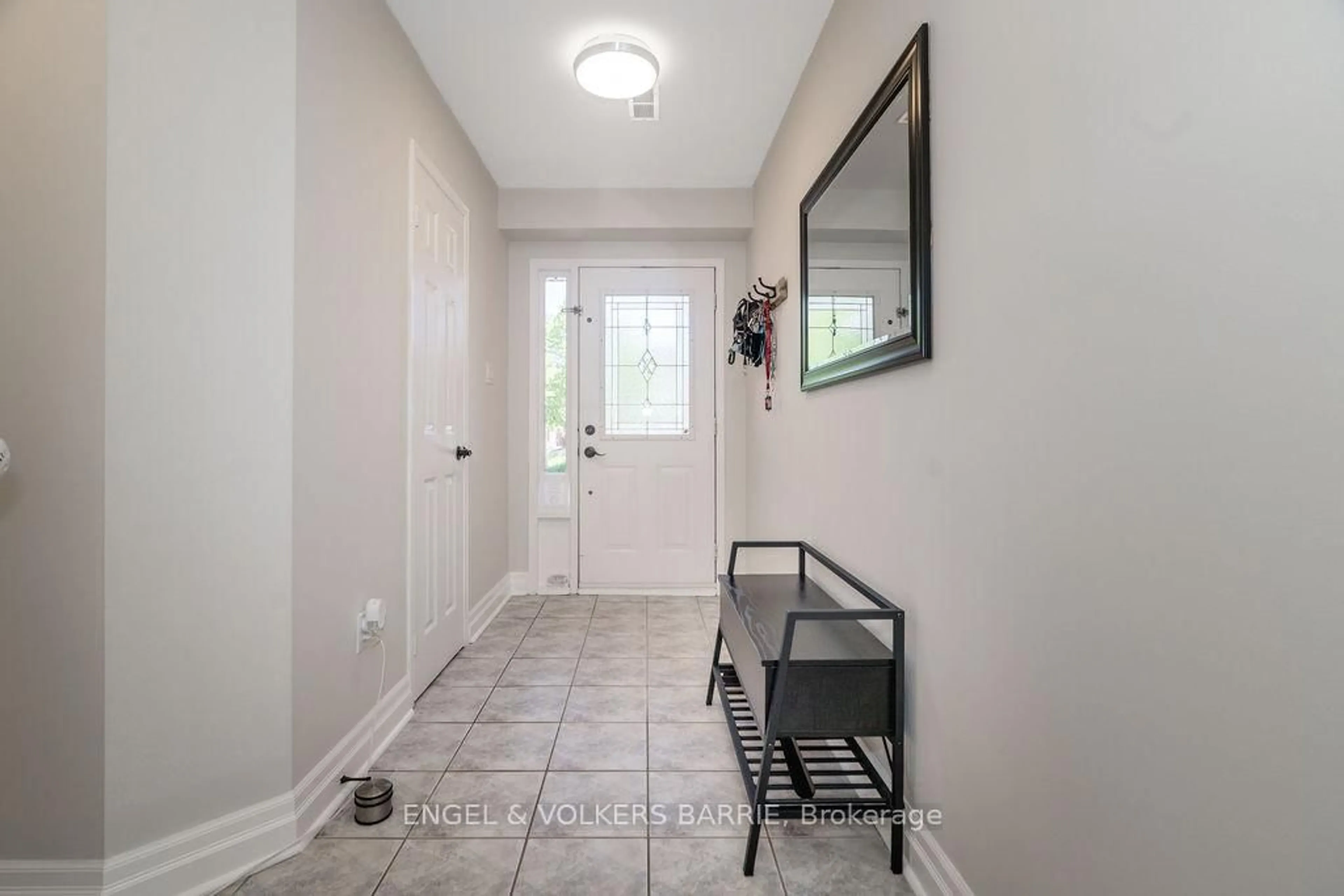 Indoor entryway for 84 Pickett Cres, Barrie Ontario L4N 8B9