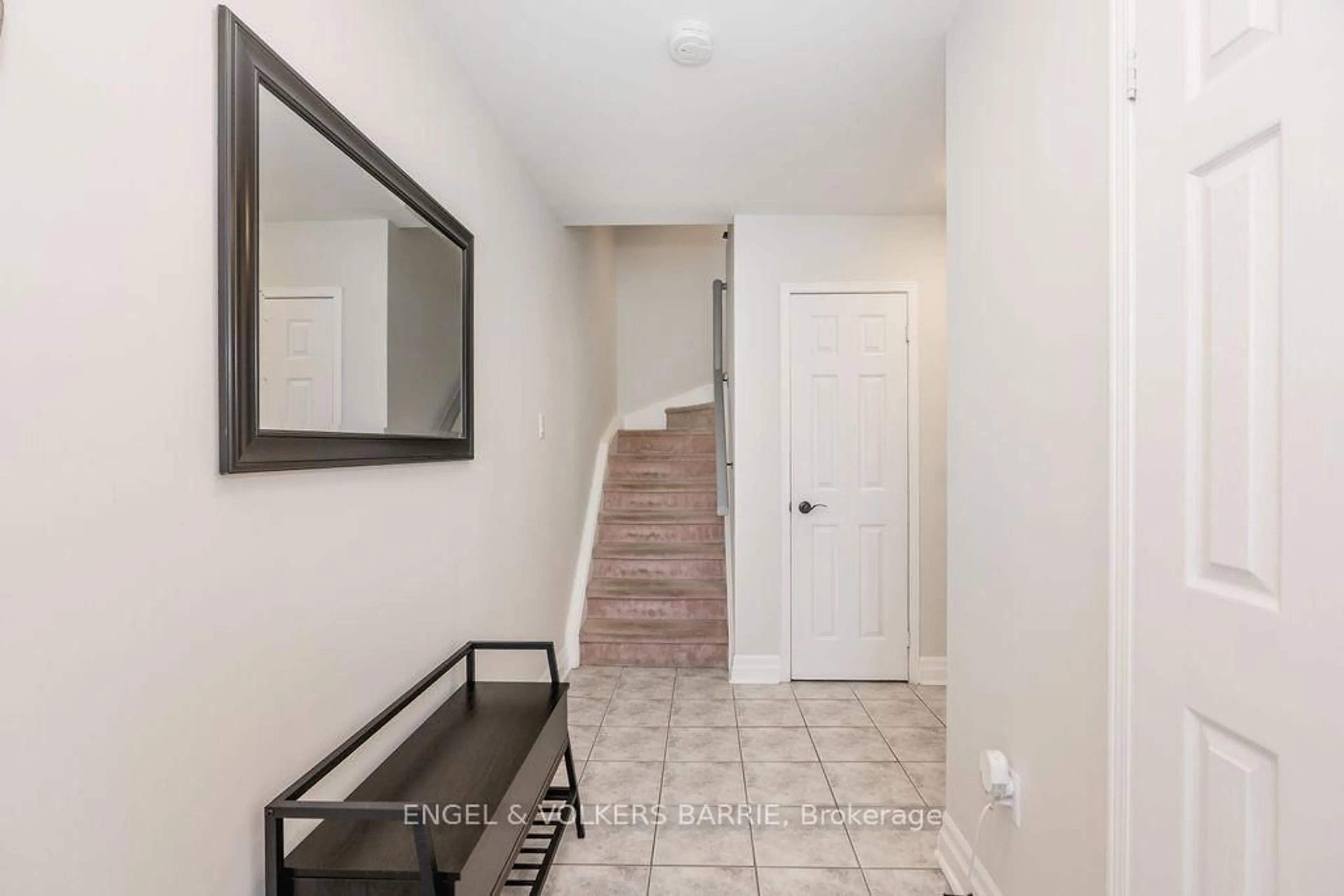 Indoor entryway for 84 Pickett Cres, Barrie Ontario L4N 8B9