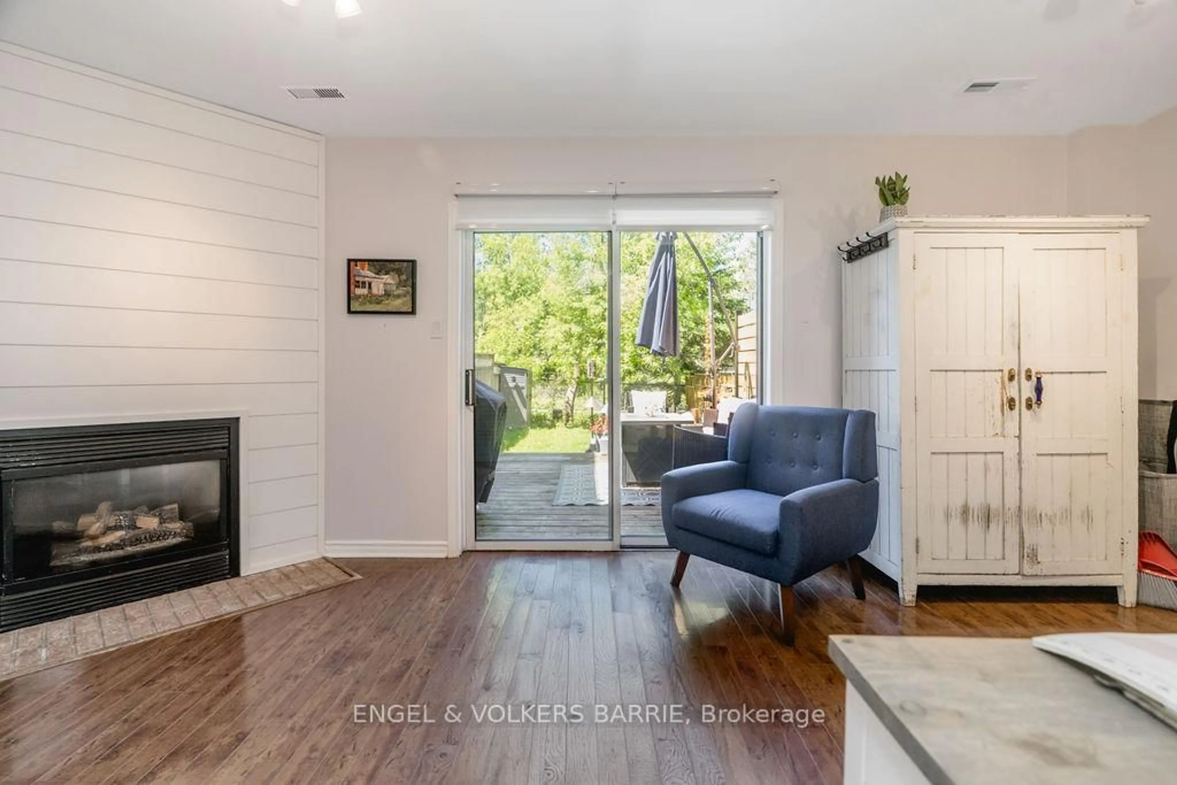 Living room with furniture, wood/laminate floor for 84 Pickett Cres, Barrie Ontario L4N 8B9