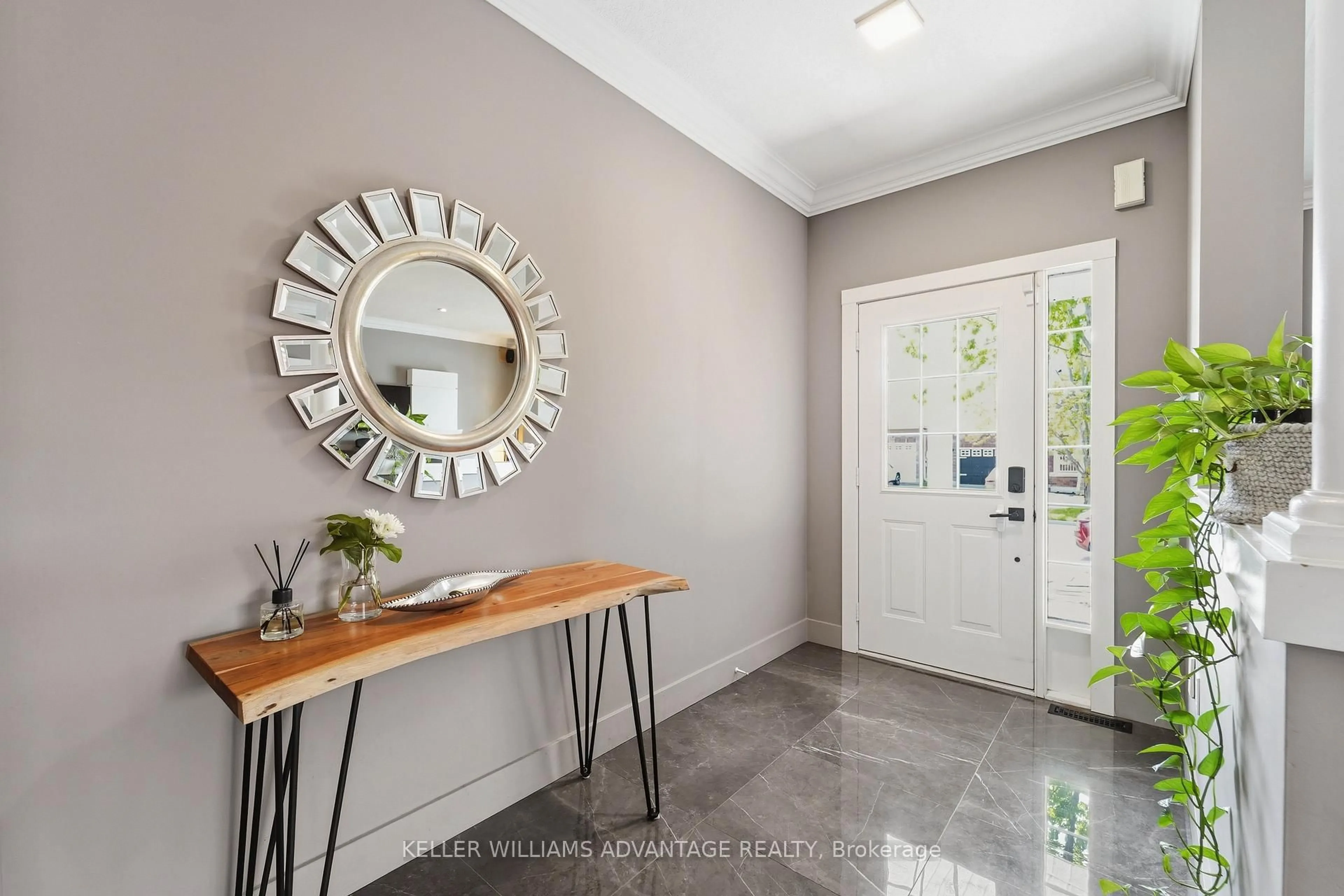 Indoor entryway for 4 Cranberry Lane, Barrie Ontario L4N 0Z1