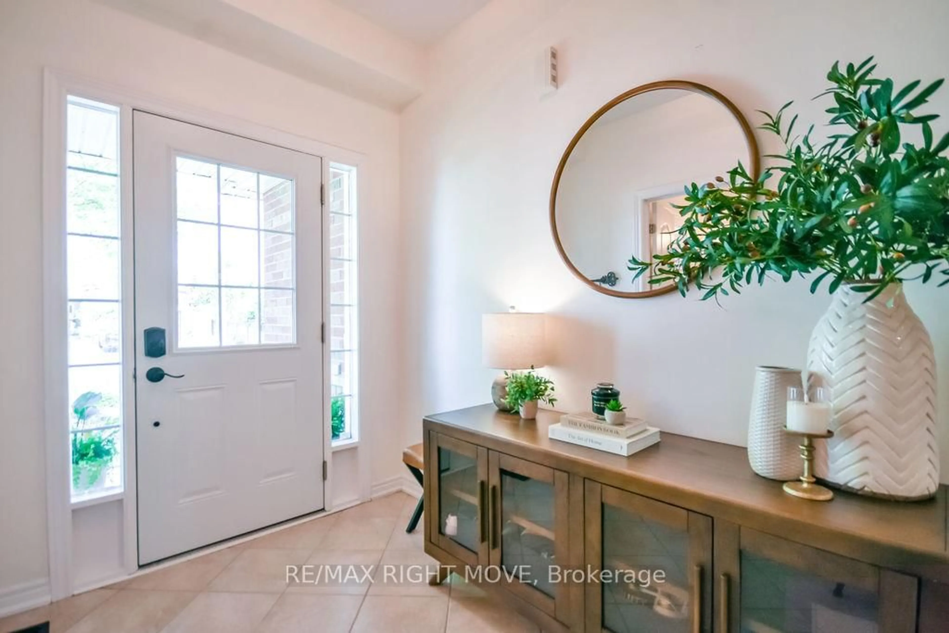 Indoor entryway for 122 Atlantis Dr, Orillia Ontario L3V 0A8